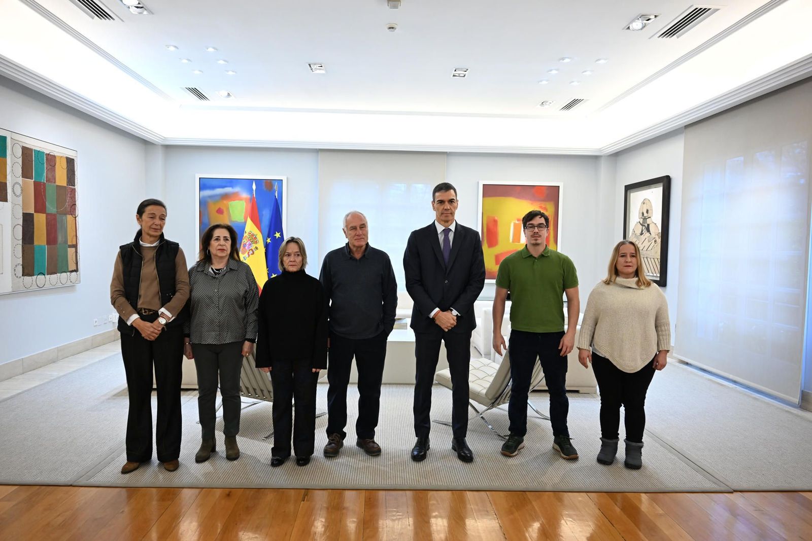 Pedro Sánchez recibe en la Moncloa a familiares de tres españoles detenidos en Venezuela