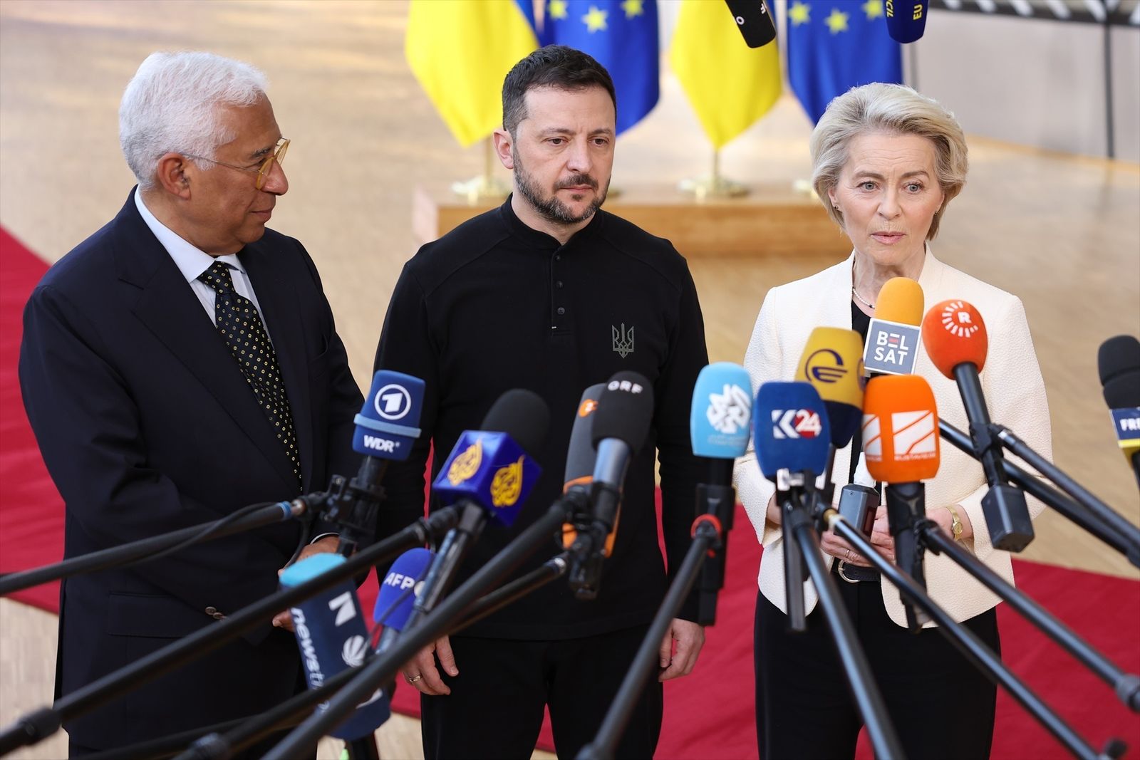 António Costa, Volodímir Zelenski y Ursula en la cumbre europea