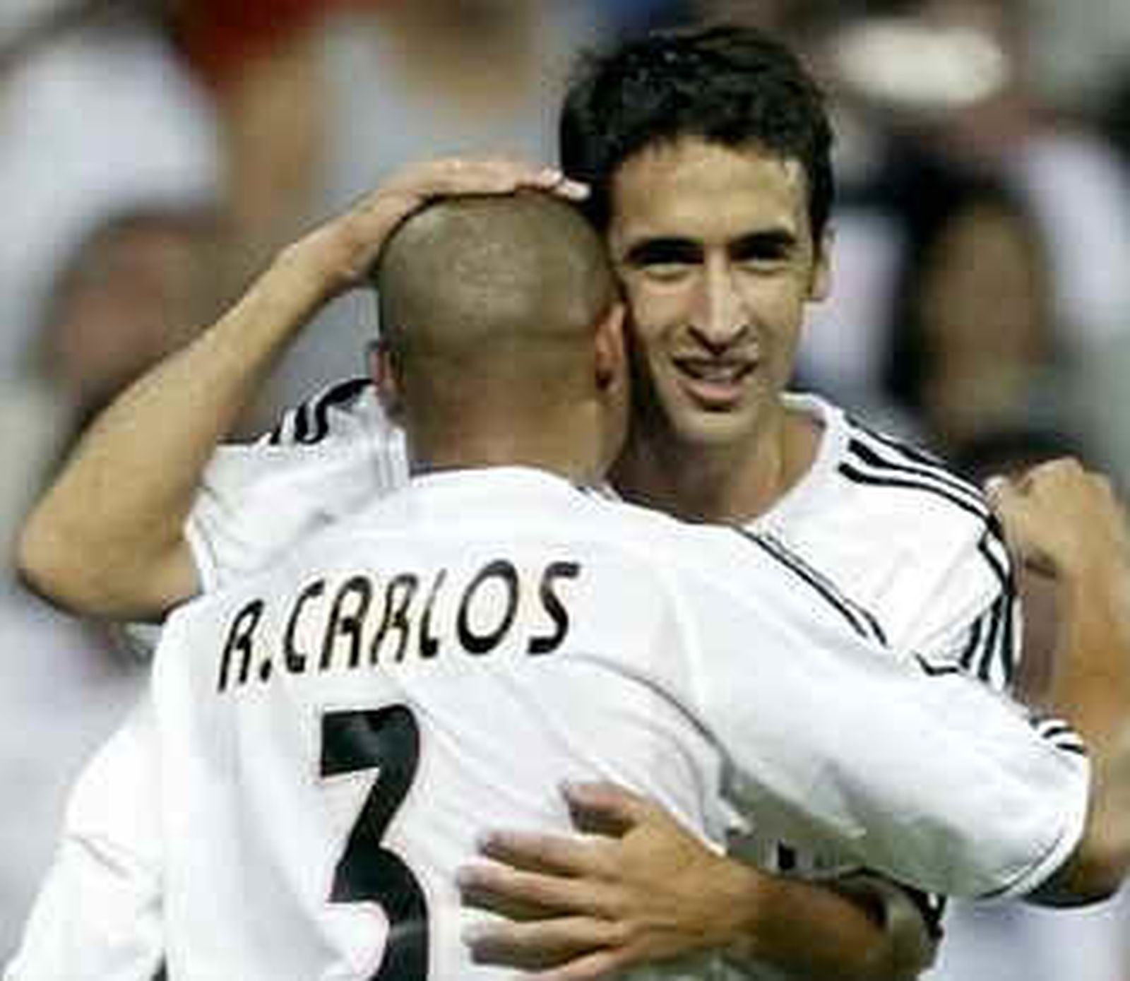 Roberto Carlos y Raúl se verán las caras en amistoso entre Anzhí y Schalke
