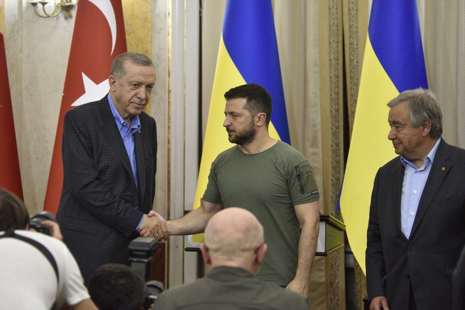 El presidente ucraniano Volodymyr Zelensky (C) asiste a una conferencia de prensa con el presidente turco Tayyip Erdogan (L) y el Secretario General de la ONU, Antonio Guterres