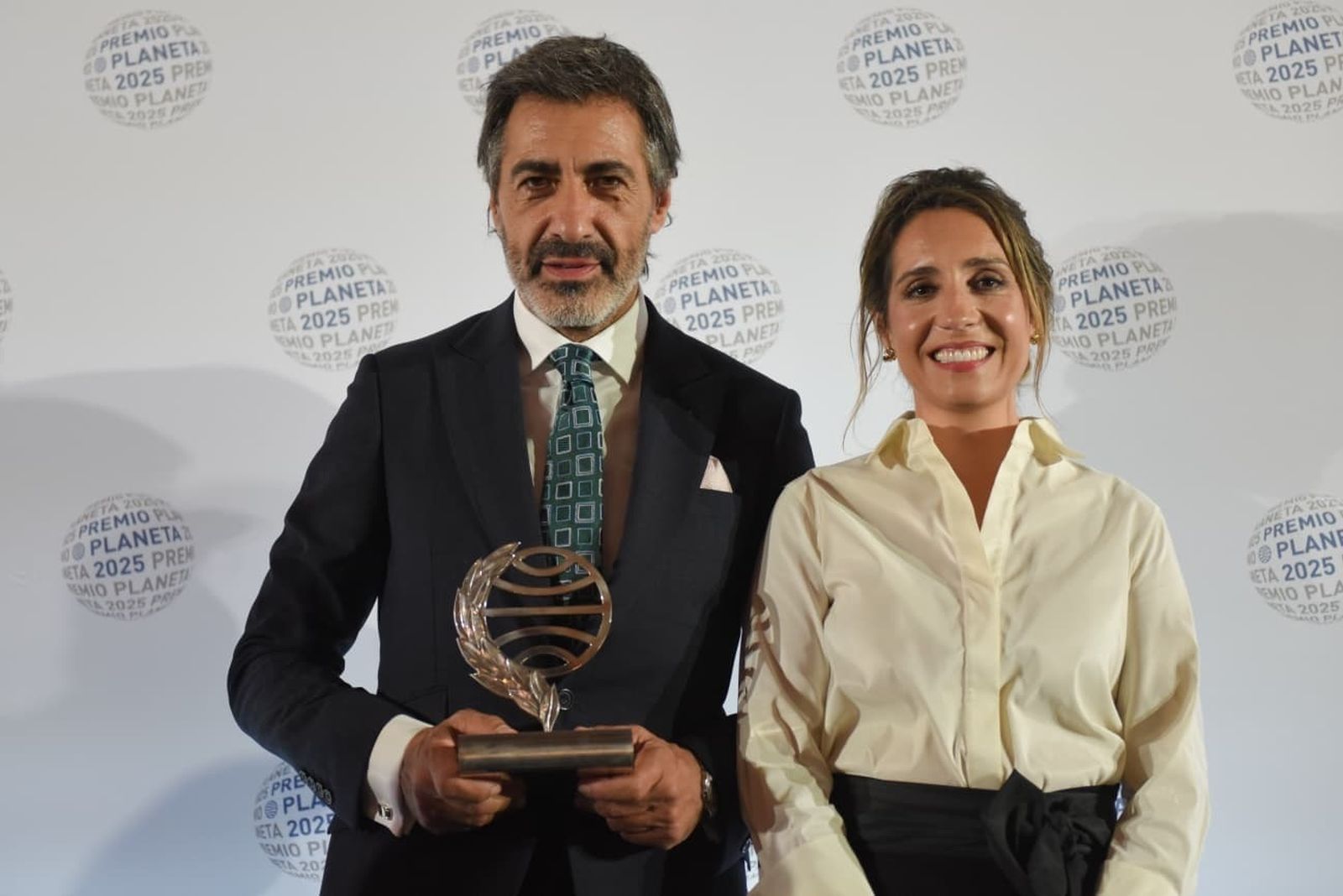 Juan del Val, ganador del Premio Planeta 2025 y Ángela Banzas, finalista