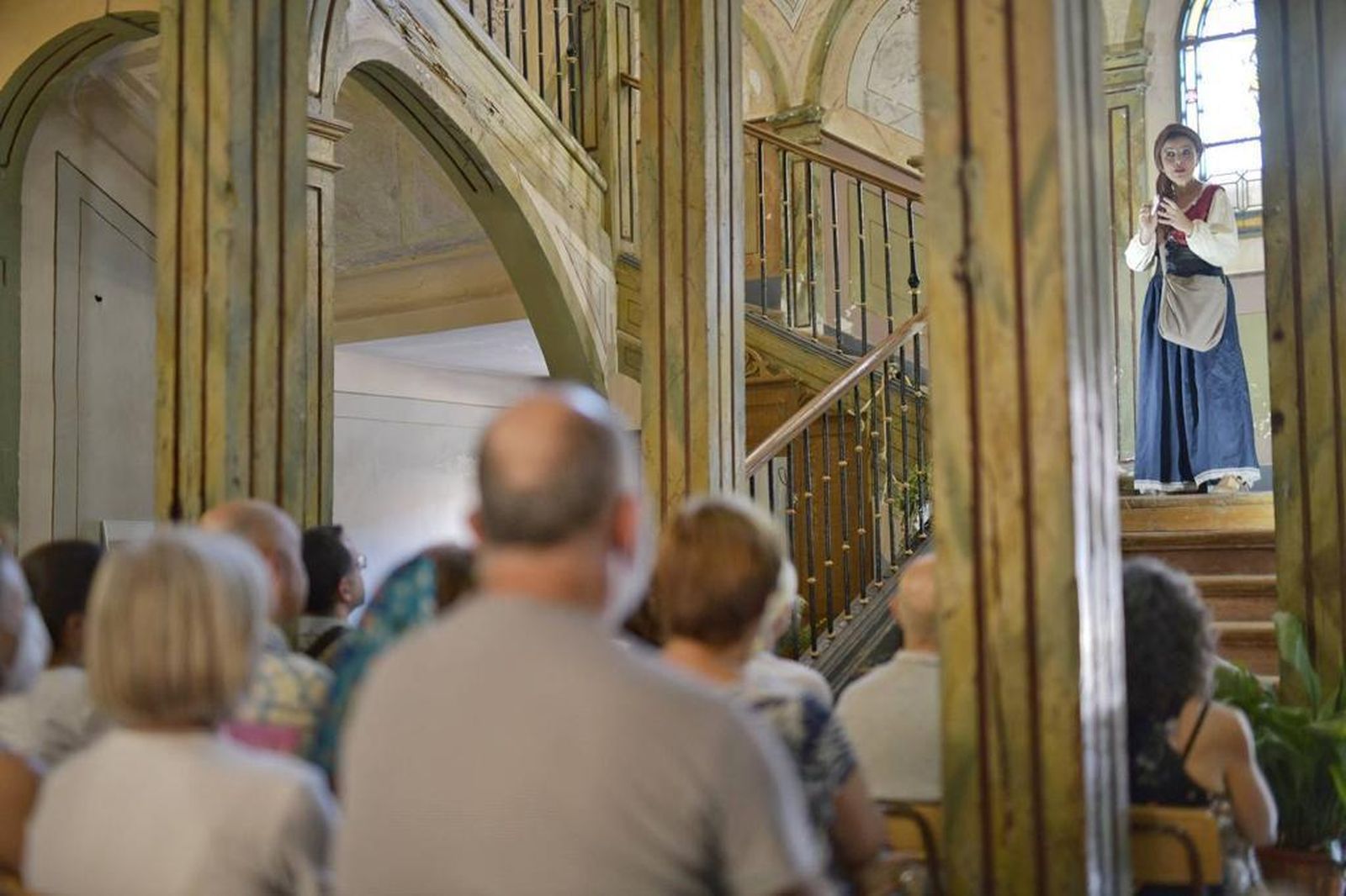 Entremés cervantino representado en la escalera de las Escolapias de Alcalá