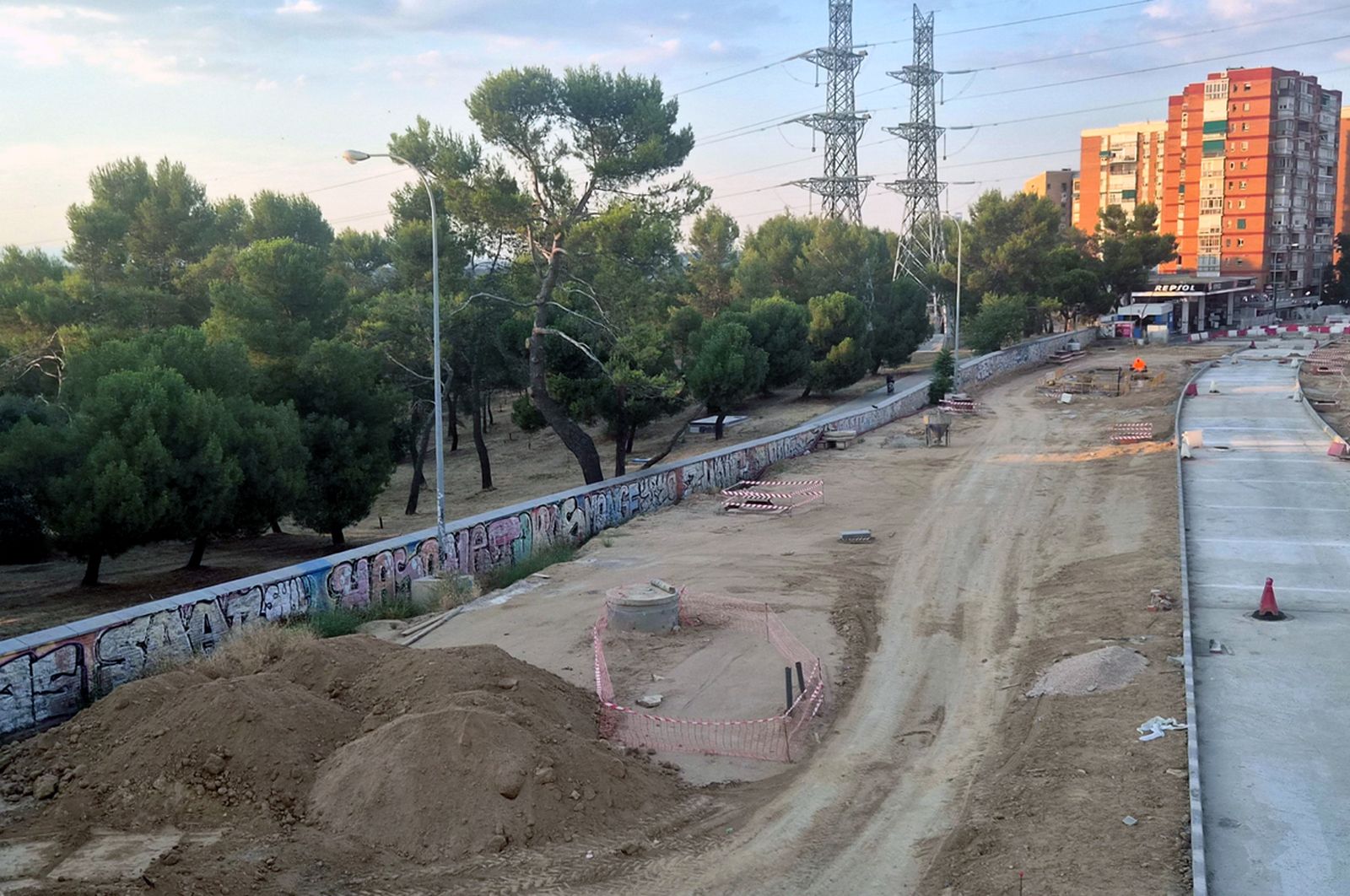 Tramo de la tapia histórica de la Casa de Campo semienterrada por las obras de soterramiento