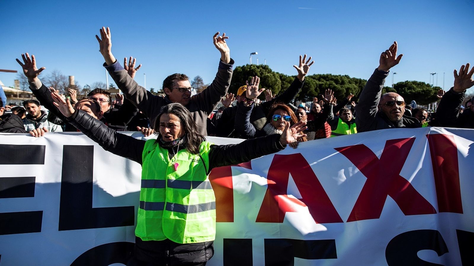 Los taxistas afrontan su sexto día de huelga acampados frente a Ifema