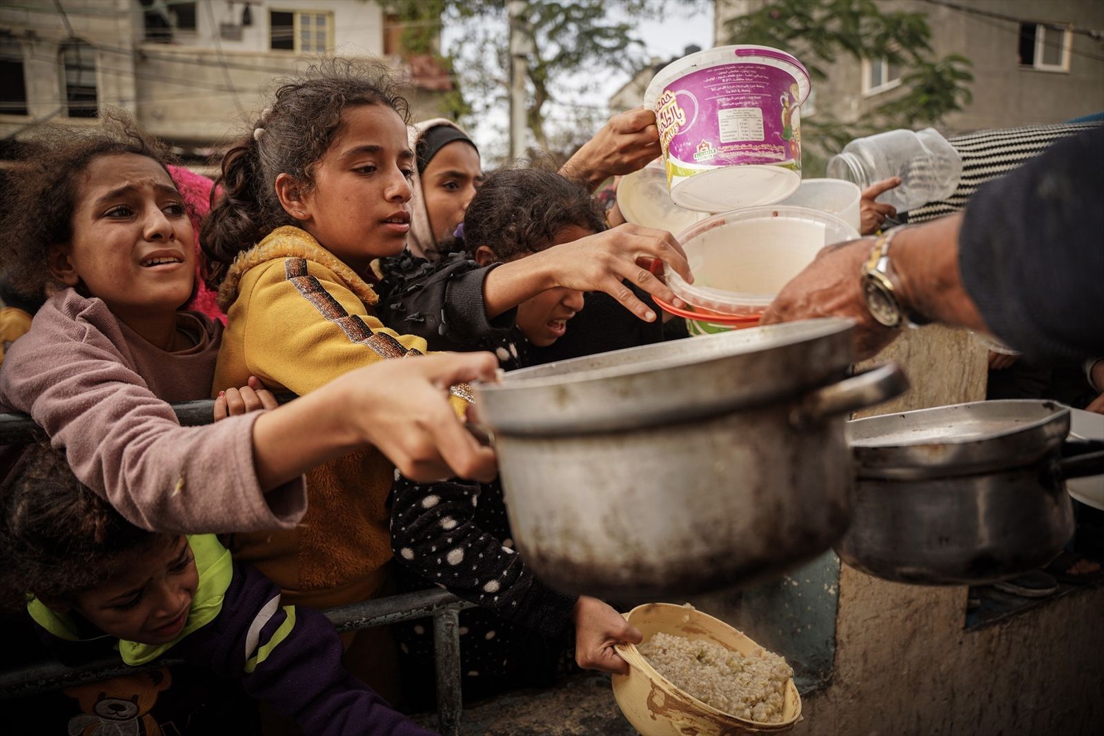Niños en una cola de reparto de alimentos en Gaza