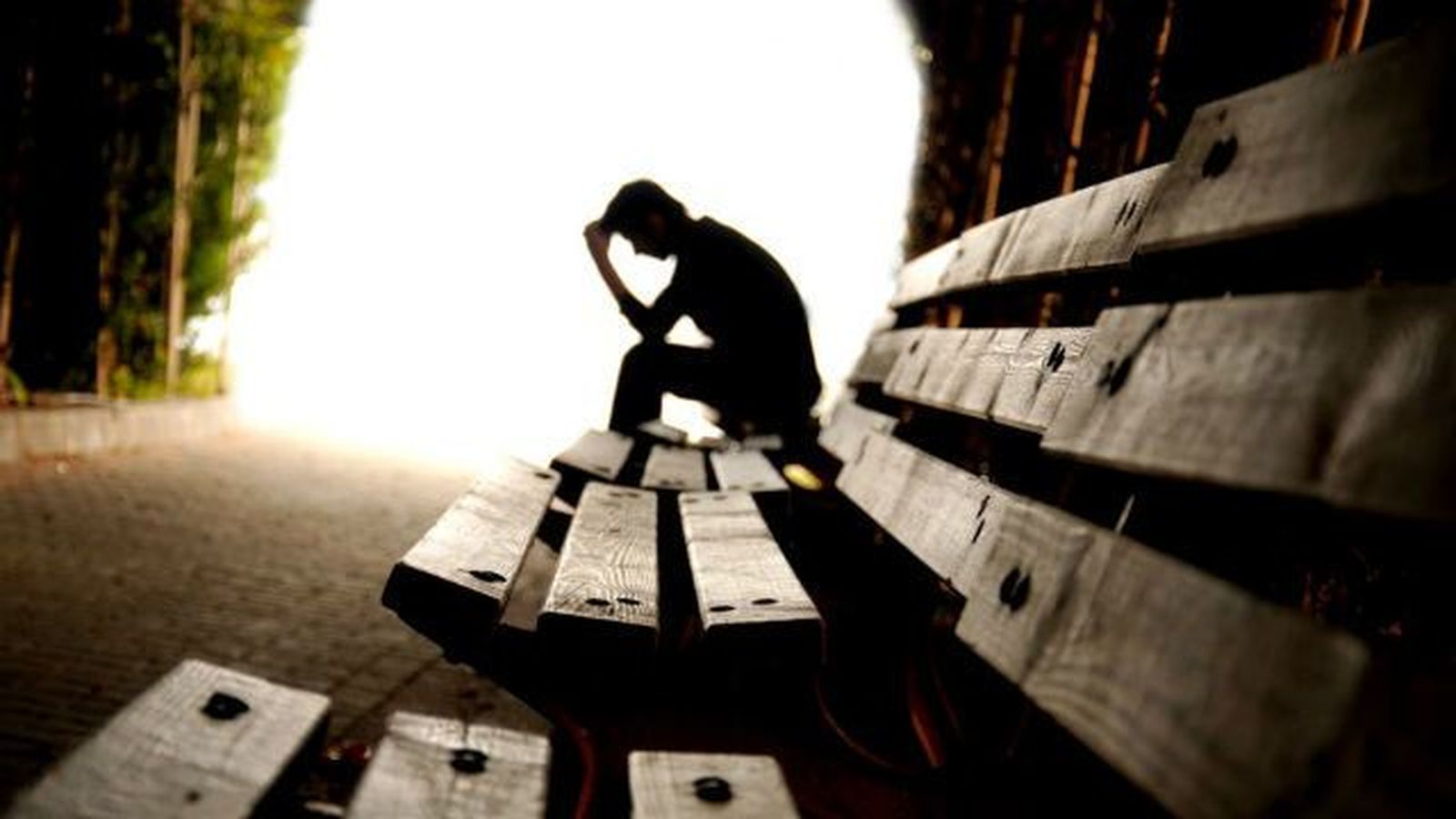 ¿Informar o silenciar los suicidios en la prensa?