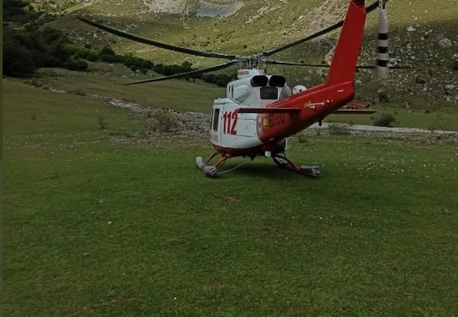 Helicóptero del 112 Emergencias Asturias en los Picos de Europa