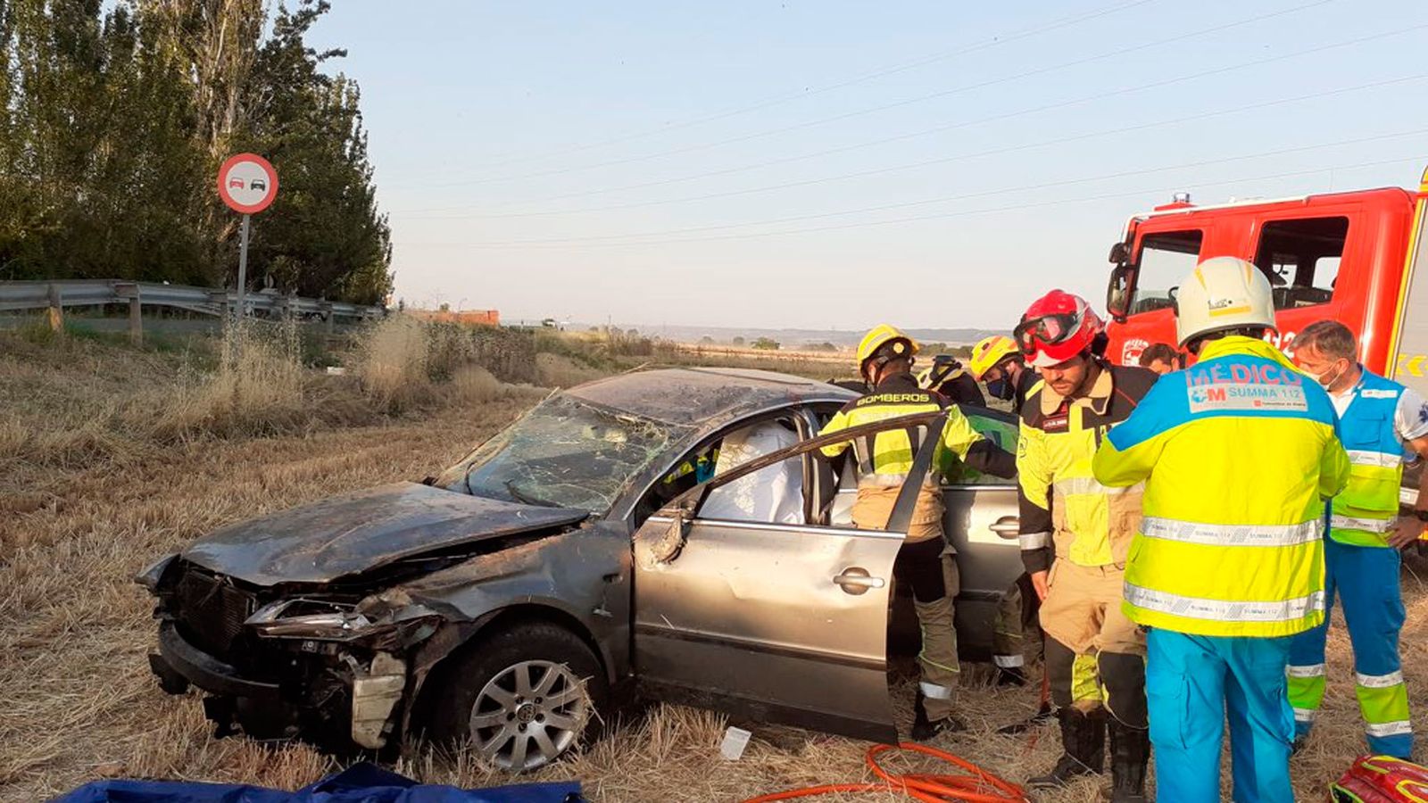 Sanitarios del Summa en el lugar del accidente