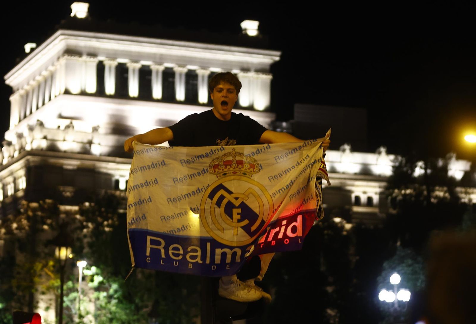 Fotogalería: Los aficionados celebran la victoria en Cibeles