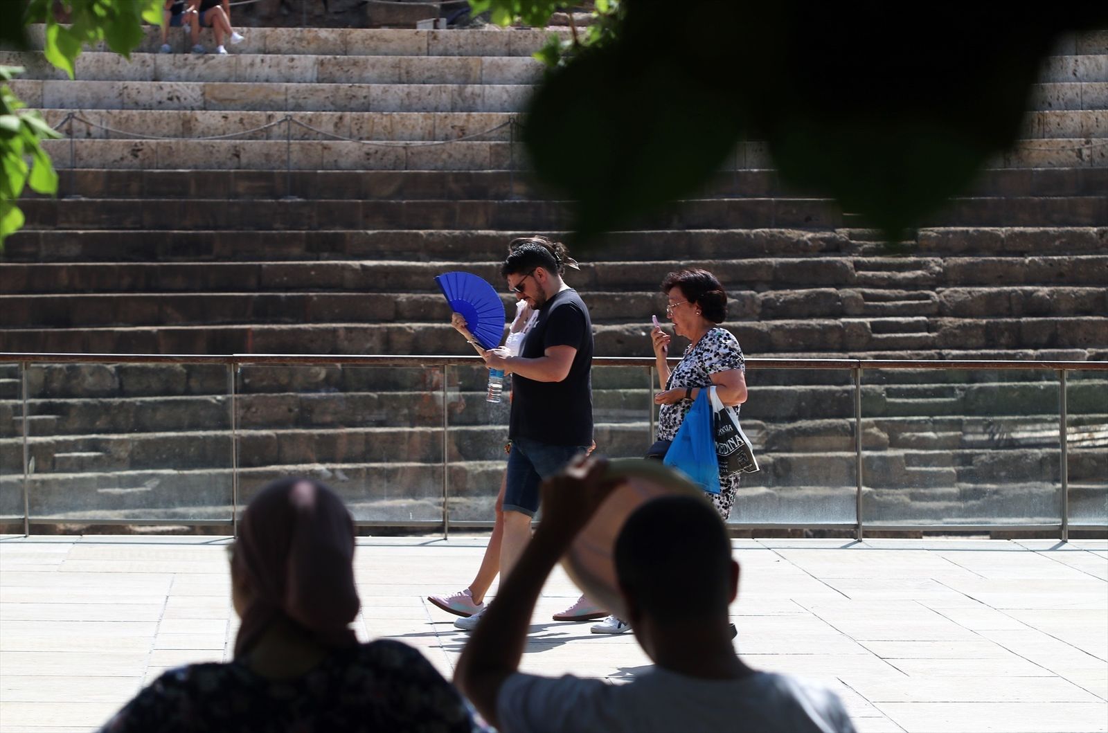 Viandantes soportan las altas temperaturas por las calles de Málaga