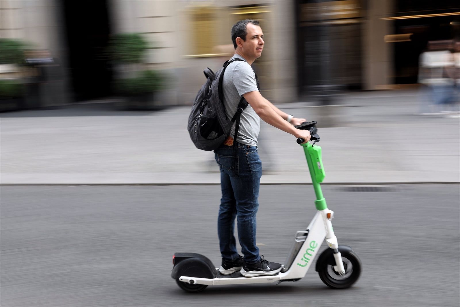 Un hombre monta en un patinete eléctrico en Madrid