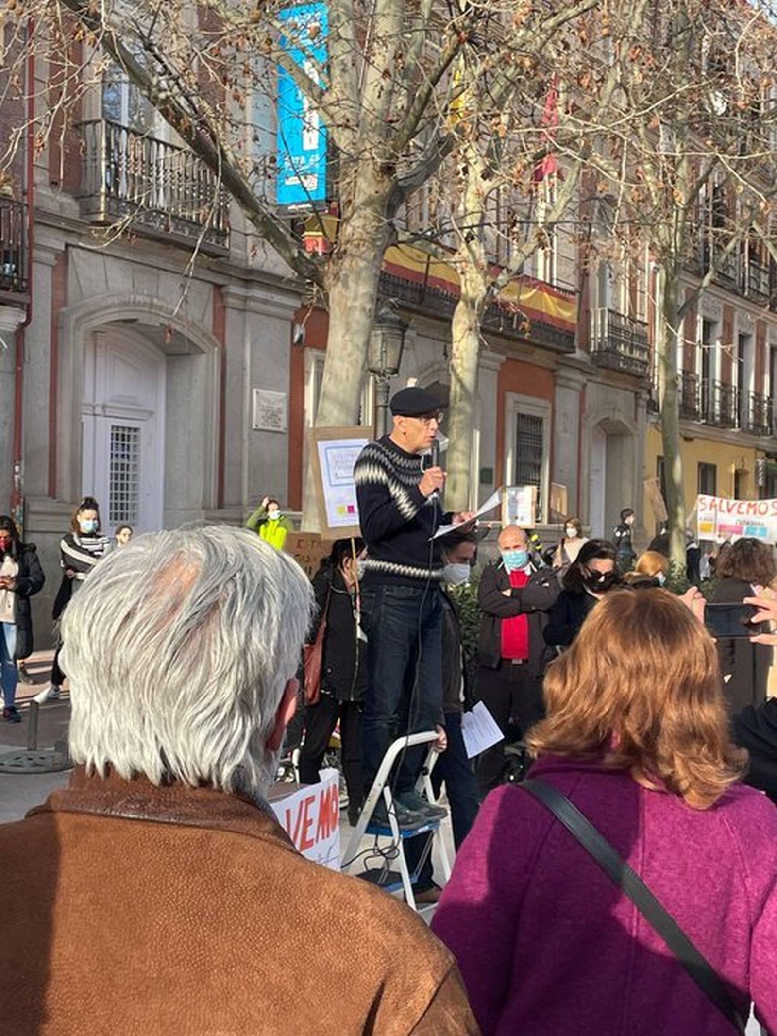 Acto de 'Casa Chamberí' frente a la Junta de Distrito