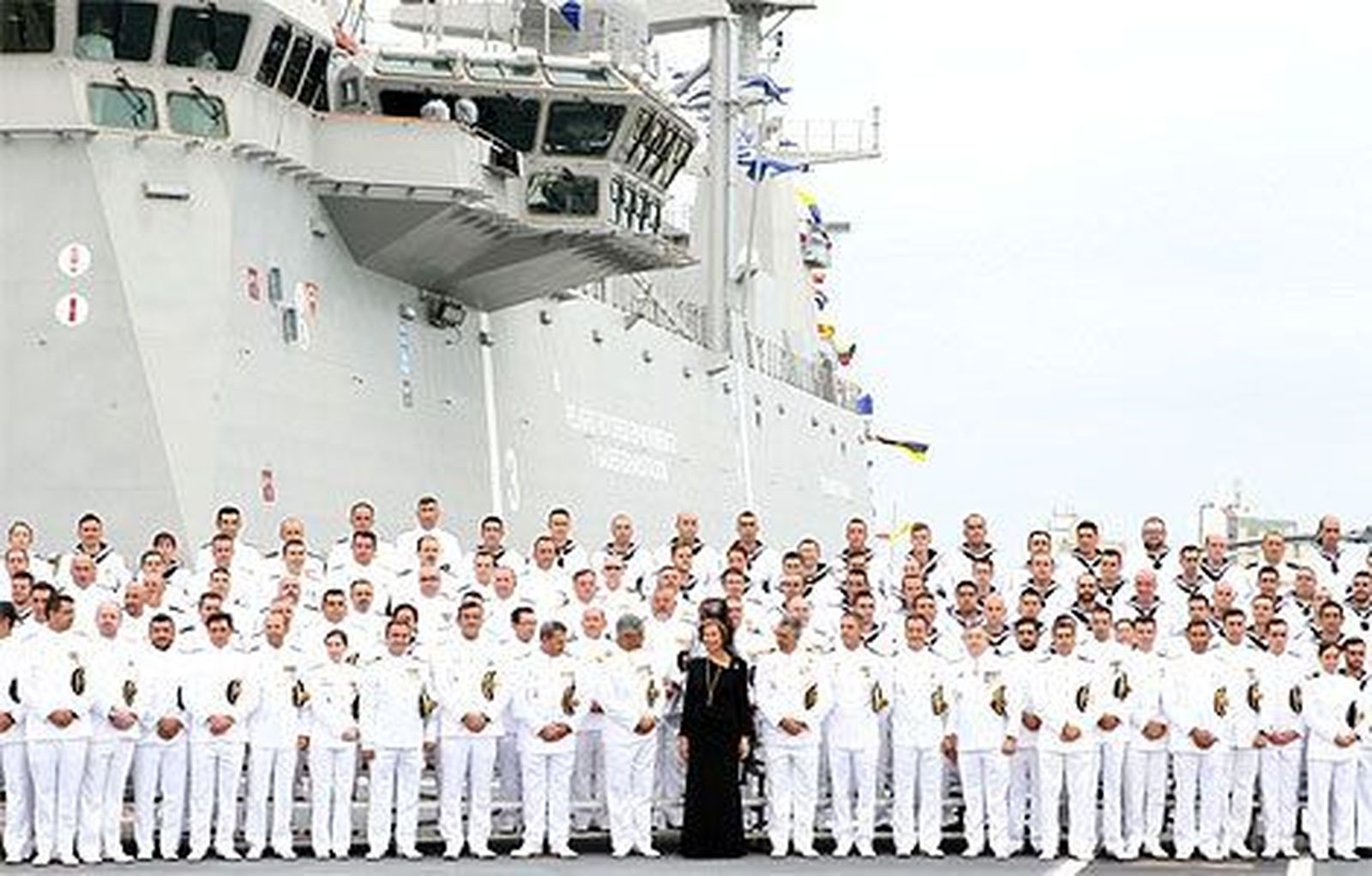 La Reina entrega la bandera de combate al buque 'Juan Carlos I'