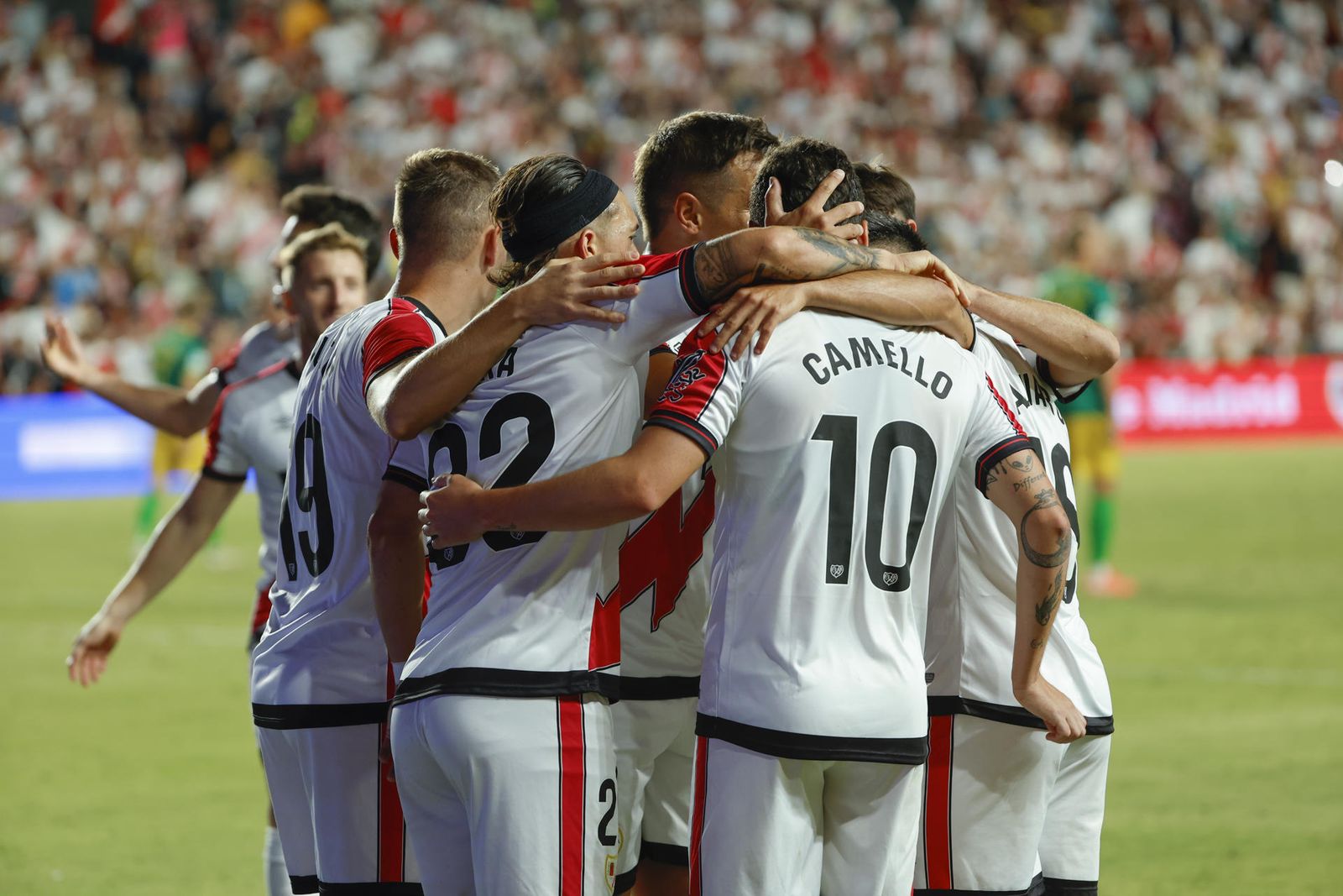 El Rayo celebra su victoria ante el Neman Grodno