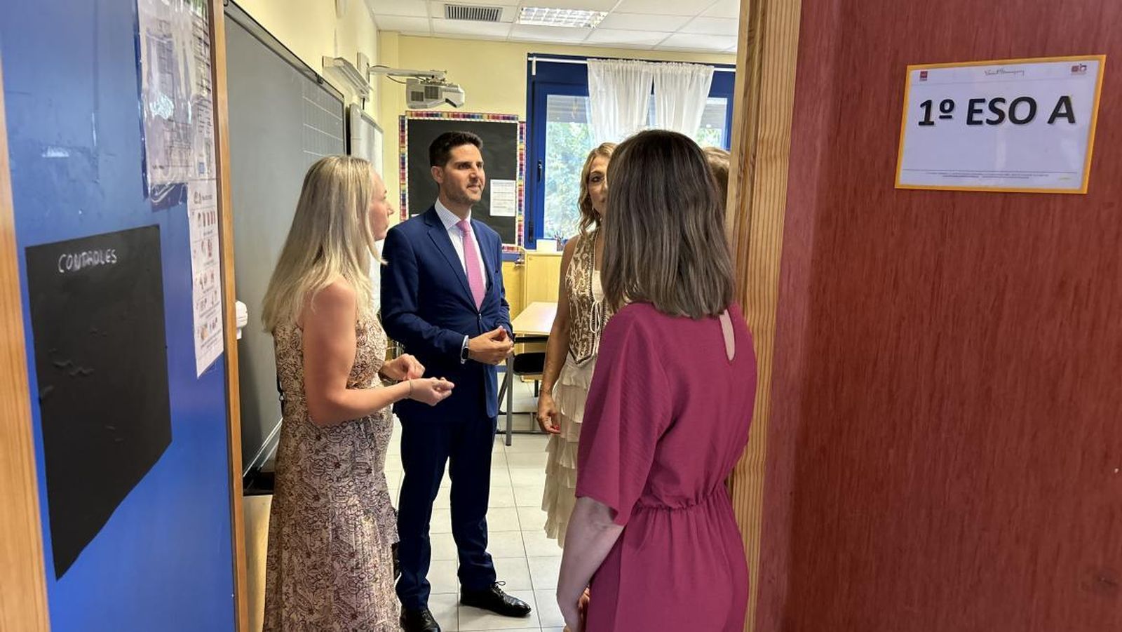 El consejero Emilio Viciana visita un colegio