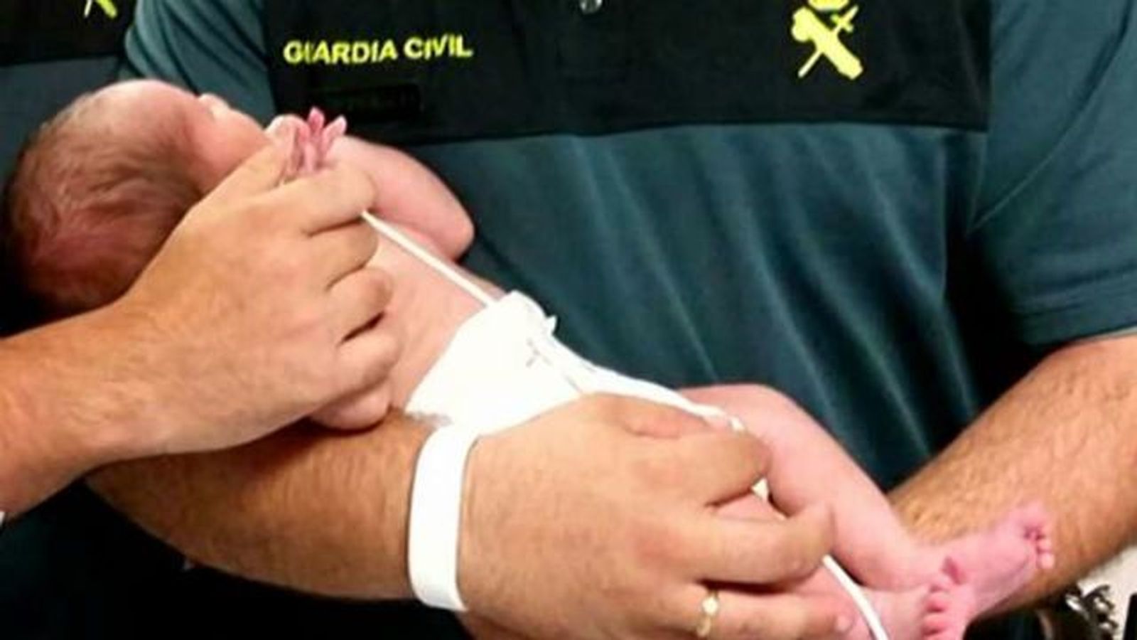 Rescatan con vida un recién nacido que habían tirado a contenedor en Mejorada del Campo