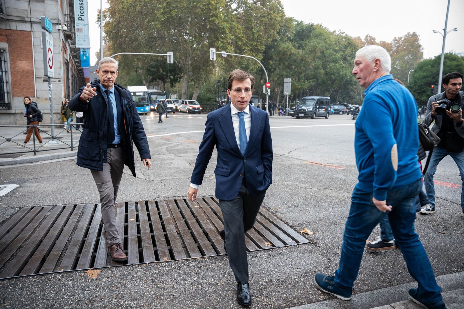 Almeida denuncia que la investidura nace de un pacto entre “un prófugo de la justicia y un prófugo de la democracia”