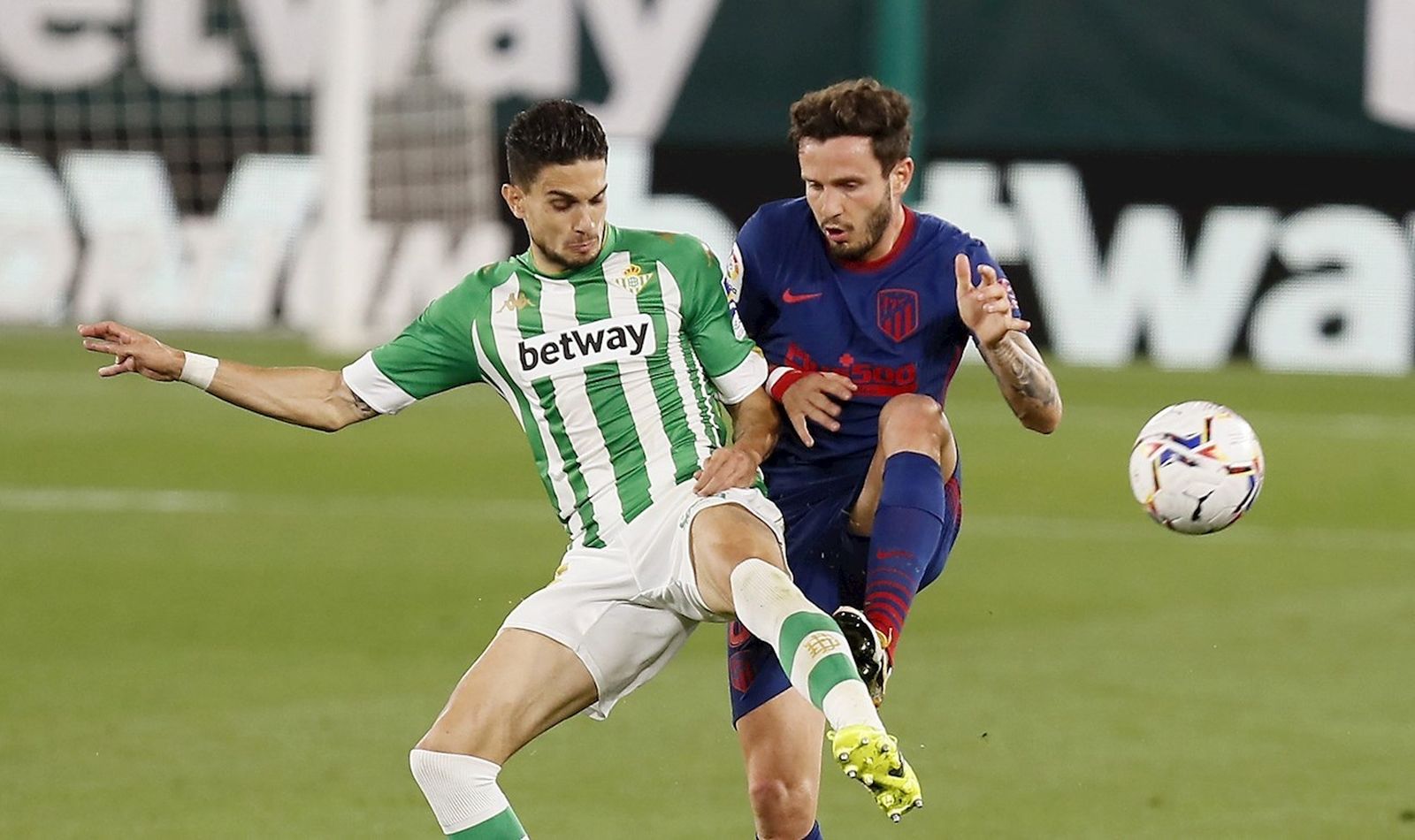 Saúl ante el Betis
