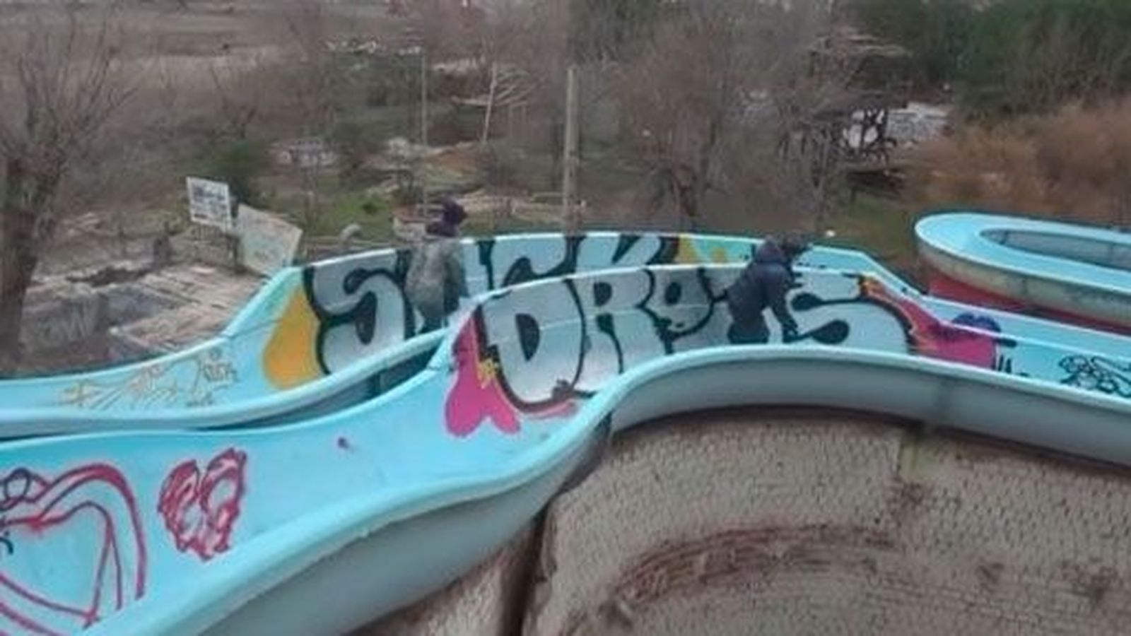 Juegos peligrosos de adolescentes en el parque cerrado de Aquasur en Aranjuez