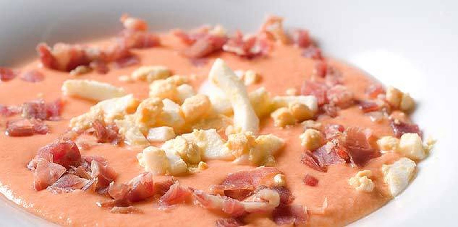 Salmorejo elaborado en el restaurante del hotel Ayre Gran Hotel Colón