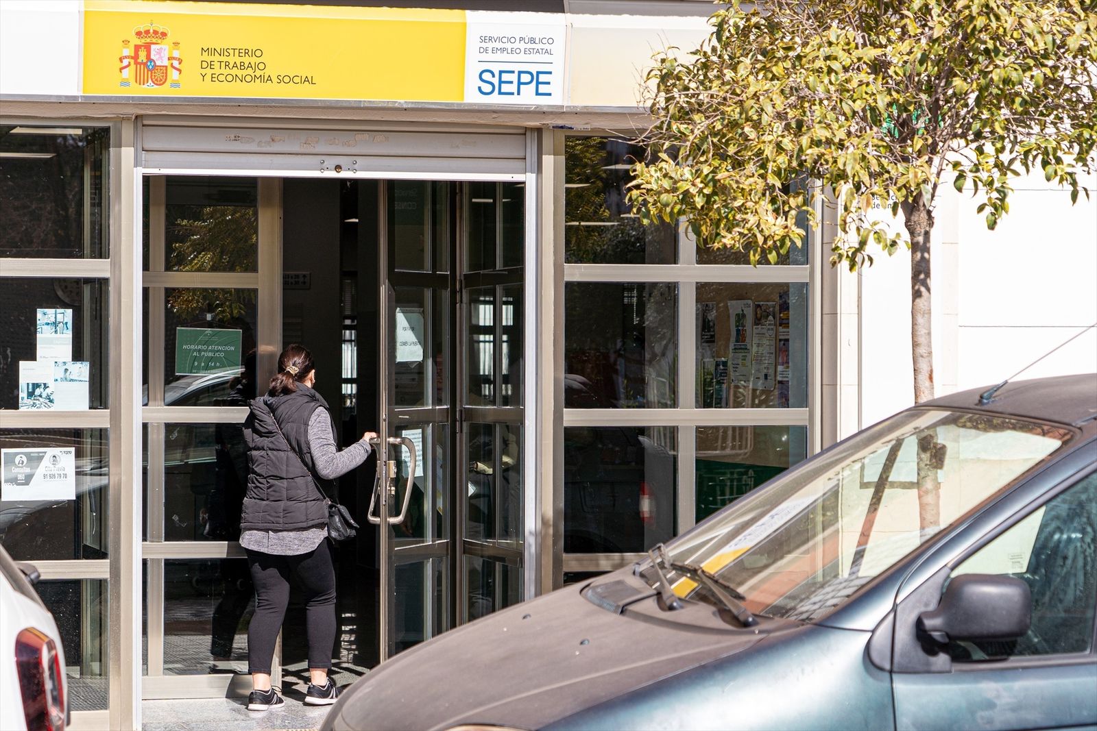 Persona entrando en una oficina del SEPE