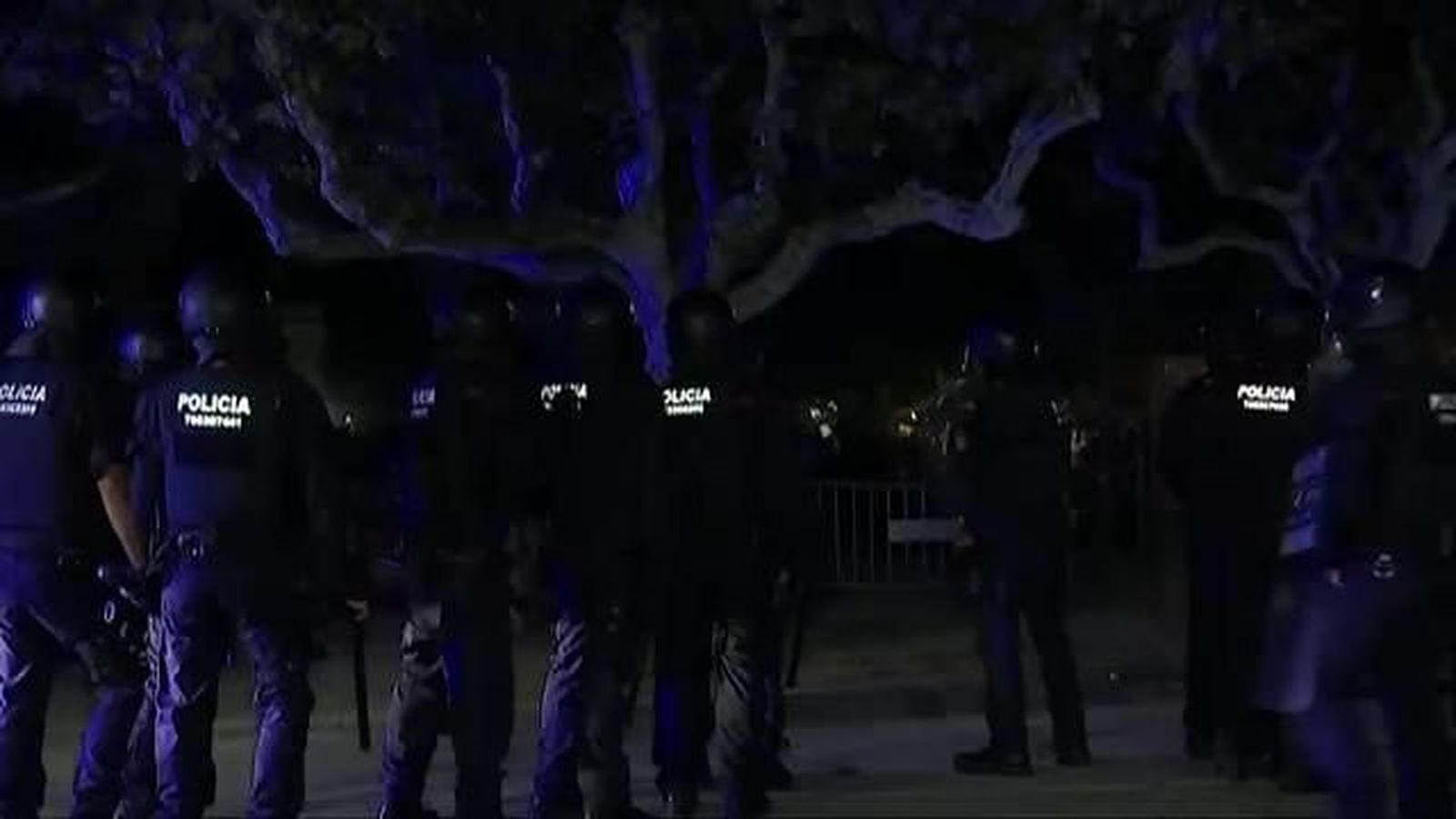 Los radicales queman contenedores y lanzan piedras a los Mossos al alejarse de la Ciutadella