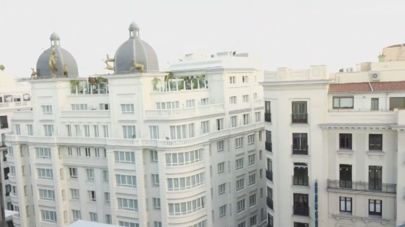La nueva terraza de moda en la Gran Vía madrileña está inspirada en la Marina coruñesa