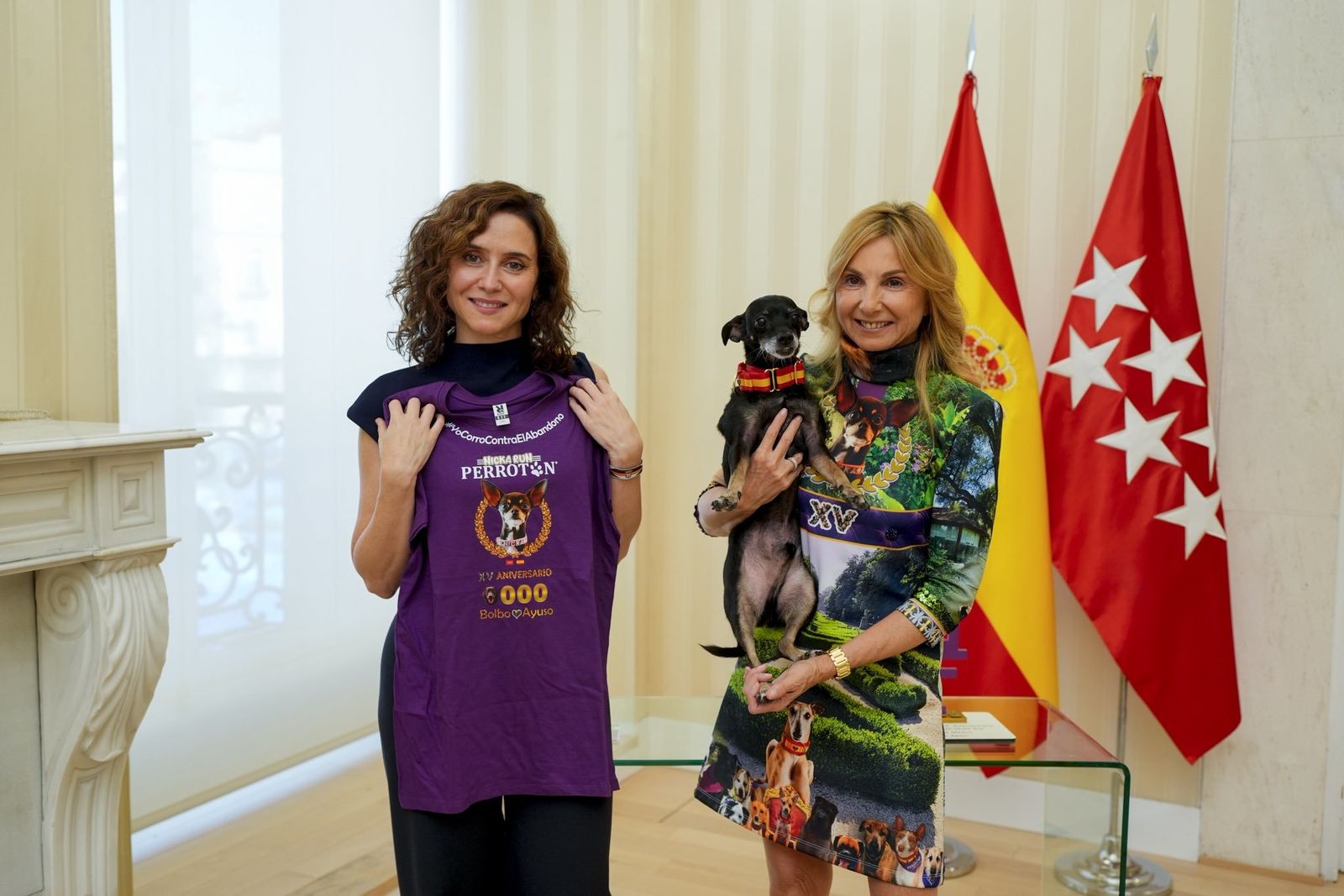 Ayuso, premiada por La Perrotón por su "compromiso con la adopción" de animales