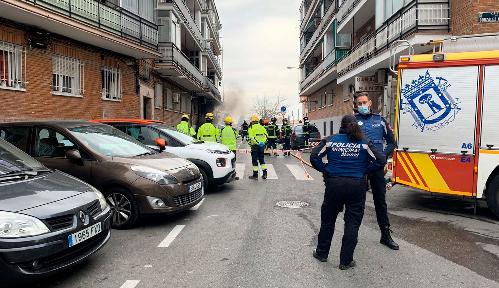 Un incendio en unas instalaciones eléctricas obliga a confinar a vecinos en Usera