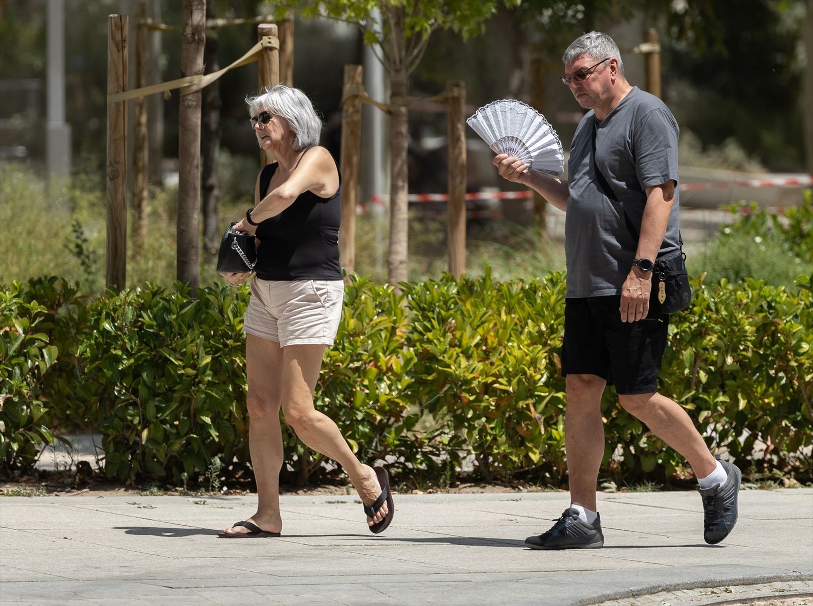 Varias personas paseando en Madrid en pleno mes de agosto