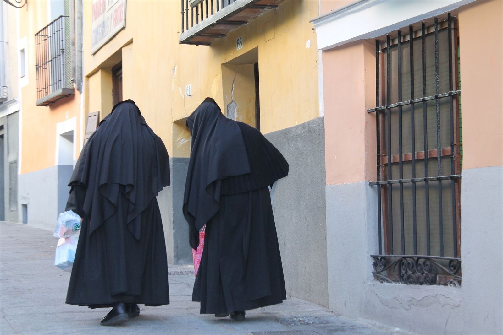 Dos religiosas caminan por la calle