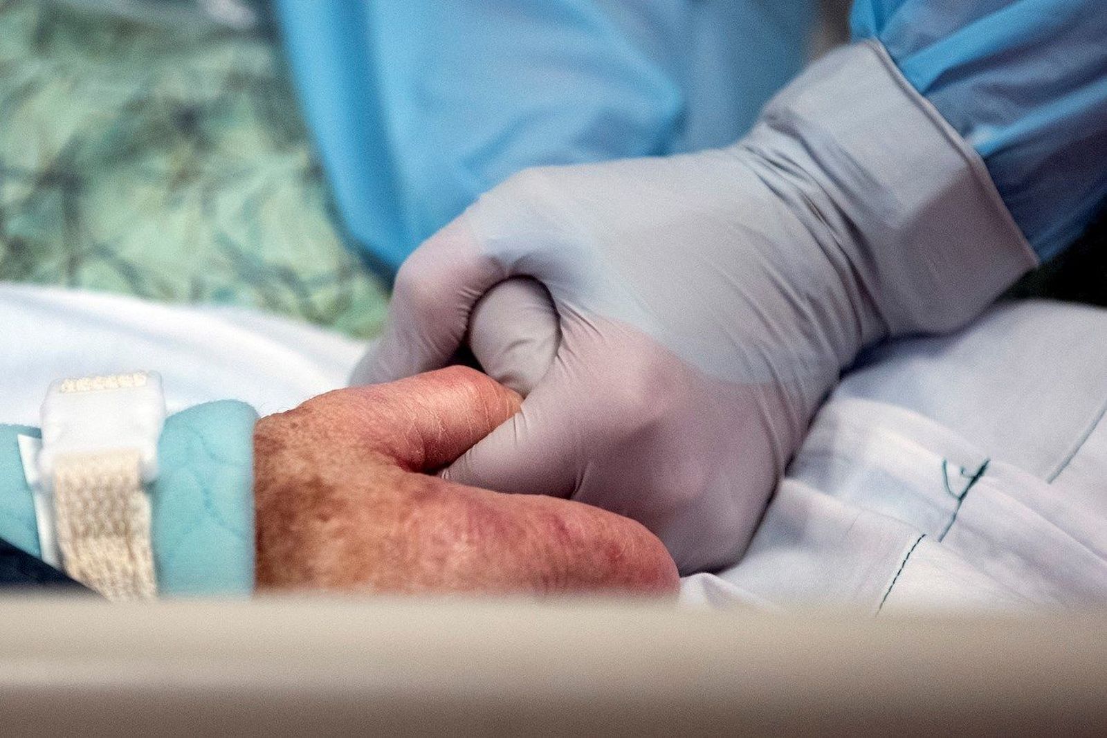 Los médicos, superados por la sexta ola: casi la mitad toma antidepresivos y un 25% quiere dejar la profesión