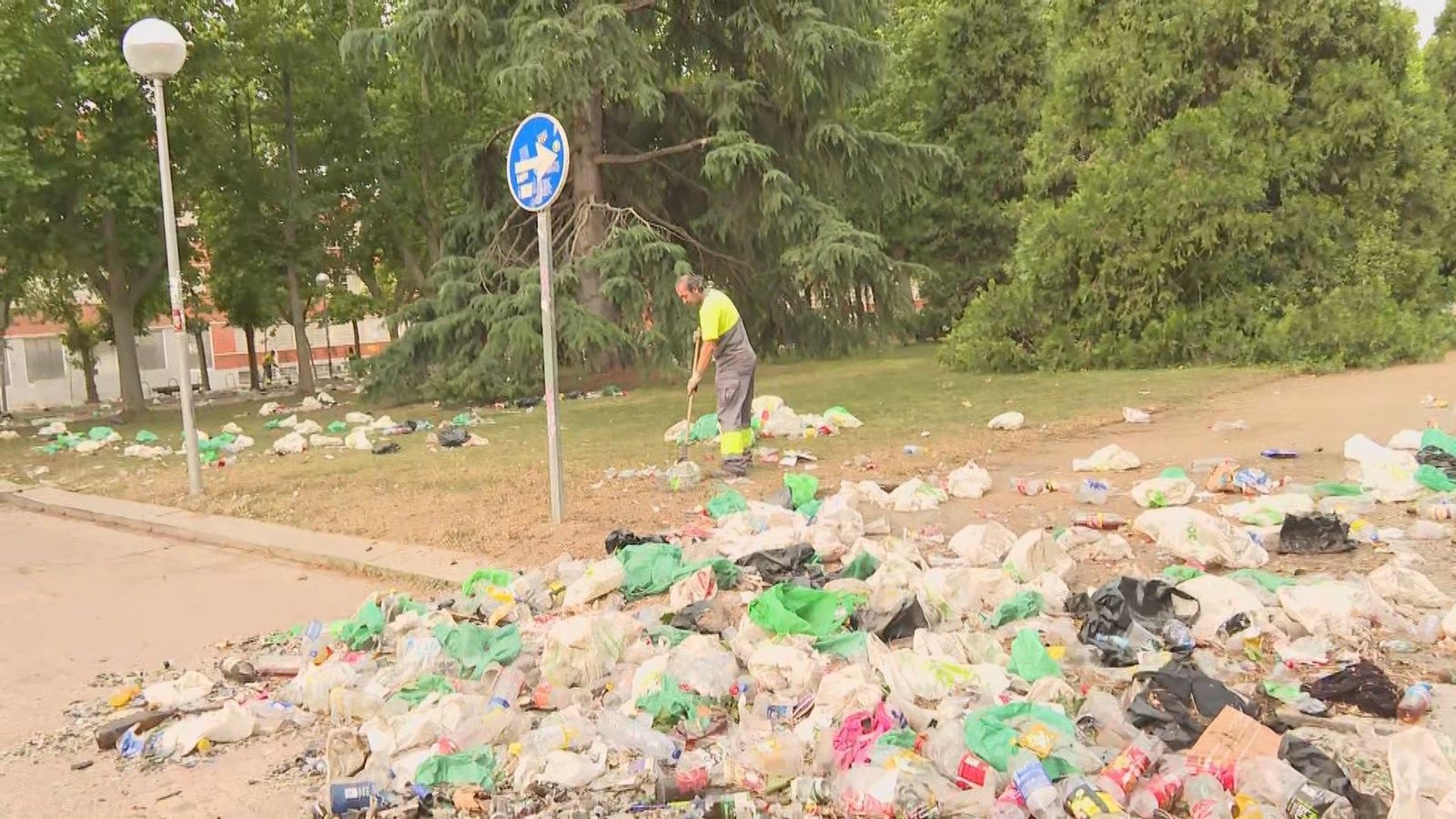 Toneladas de basura en la Ciudad Universitaria tras un macrobotellón por el fin de la EvAU