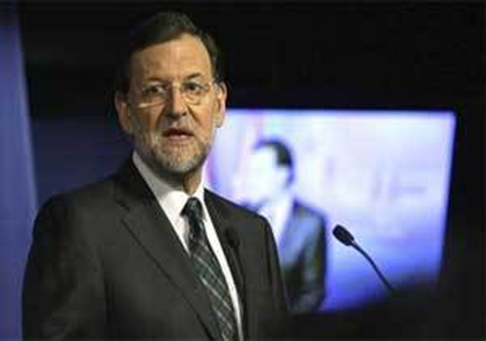 Rajoy respalda a Wert y asegura que su reforma no va contra lengua alguna
