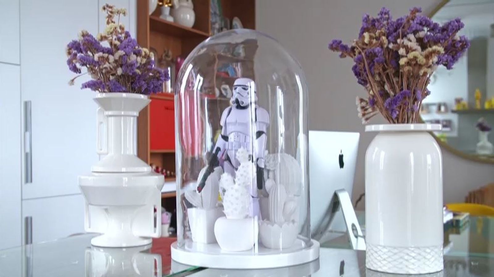 La decoración mezcla colores y objetos de todo tipo, como esta figura de soldado imperial de Satar Wars entre dos jarrones clásicos de porcelana.