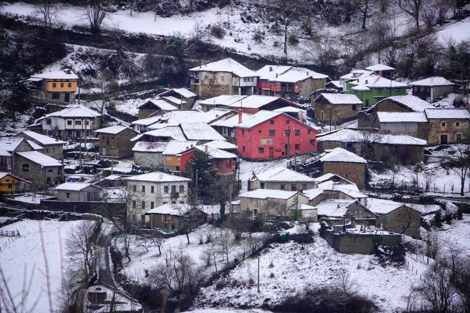 La borrasca remite pero deja tras de sí carreteras cortadas y con restricciones por nieve