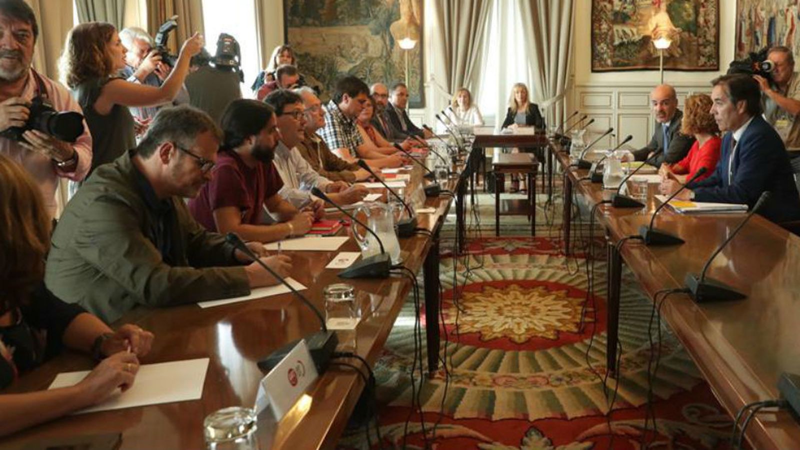 Reunión de Meritxell Batet con los sindicatos