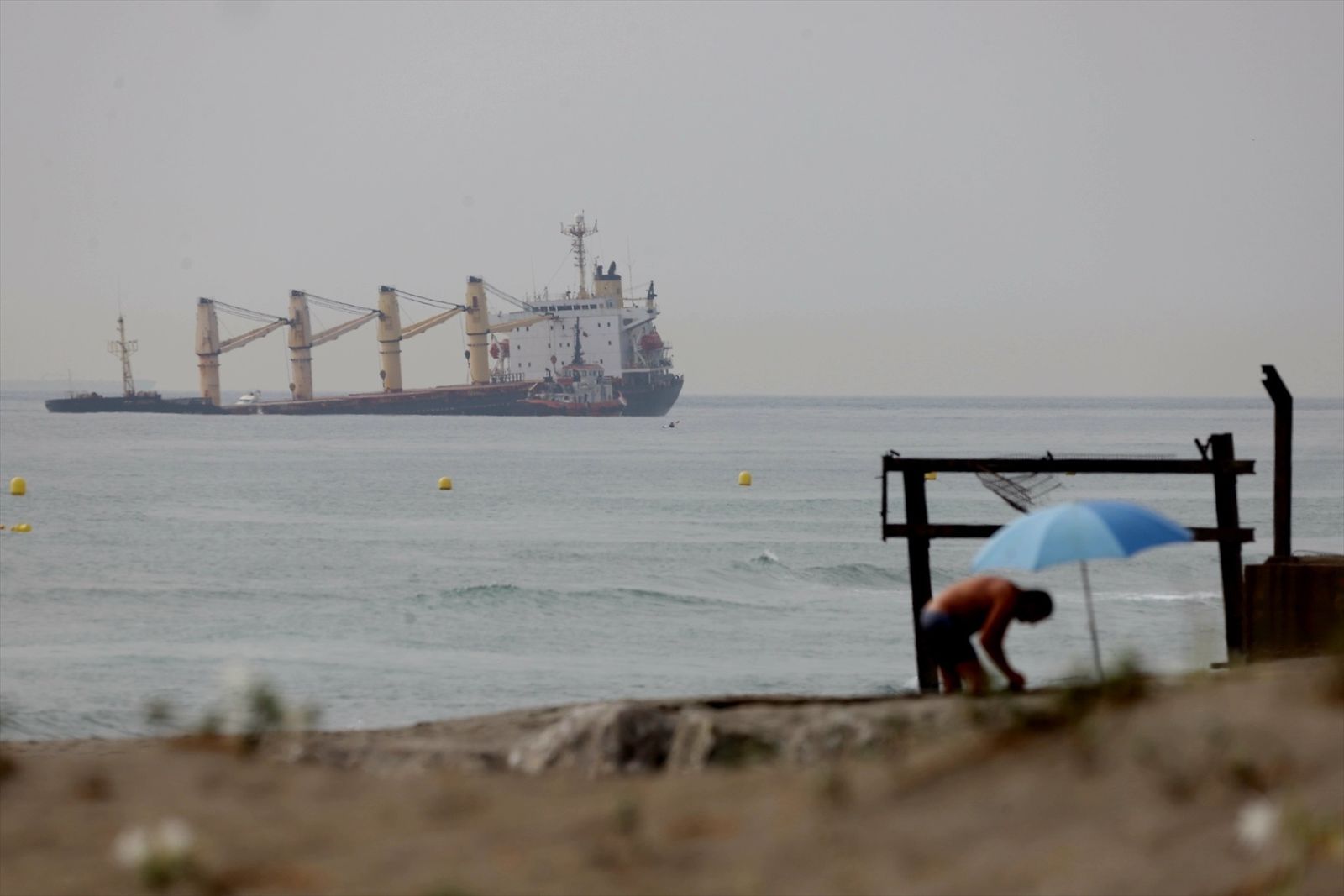 El buque accidentado, semihundido en la Bahía de Algeciras