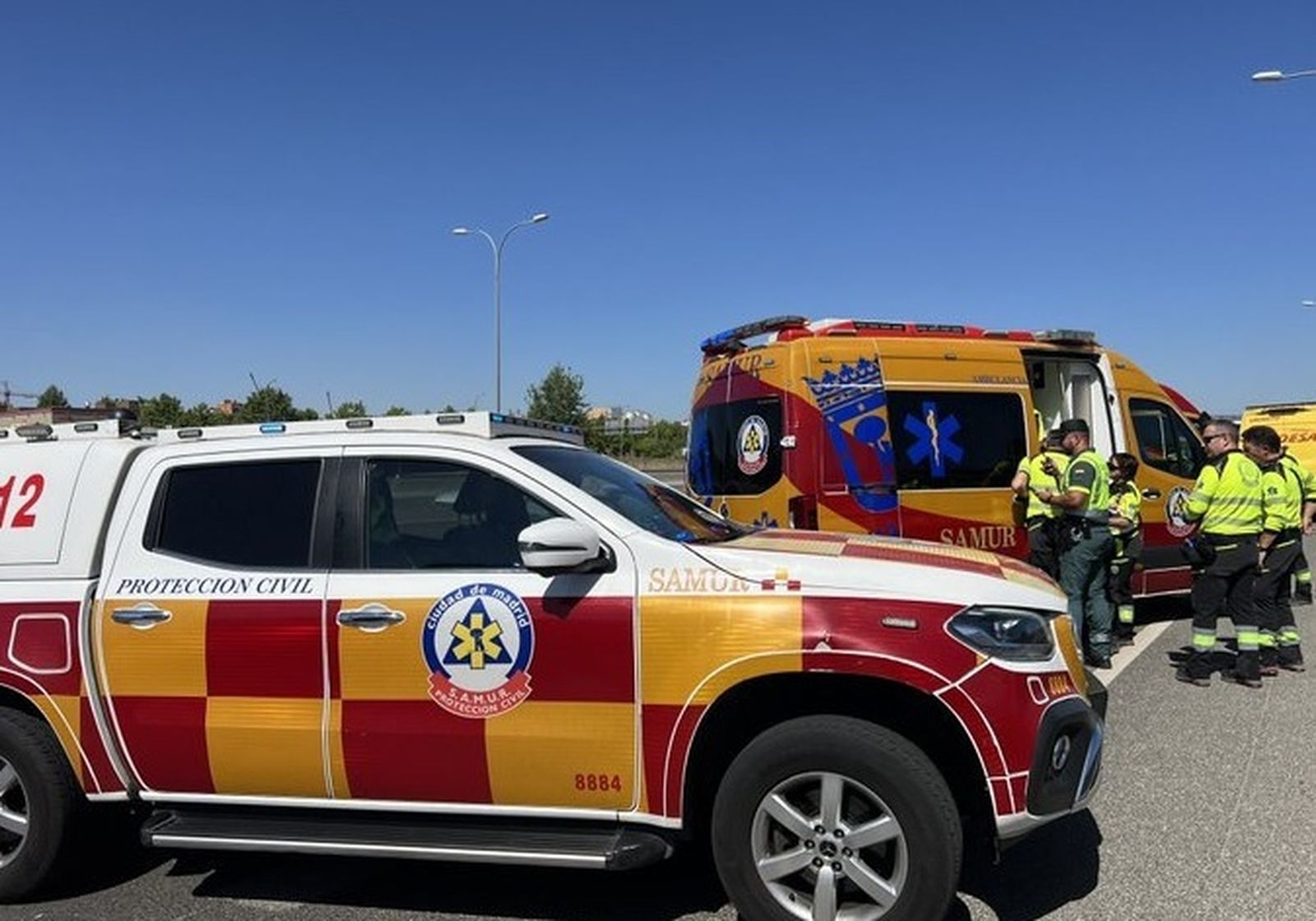 Dos heridos al chocar un camión de recogida de residuos y otro de contenedores en la A-3