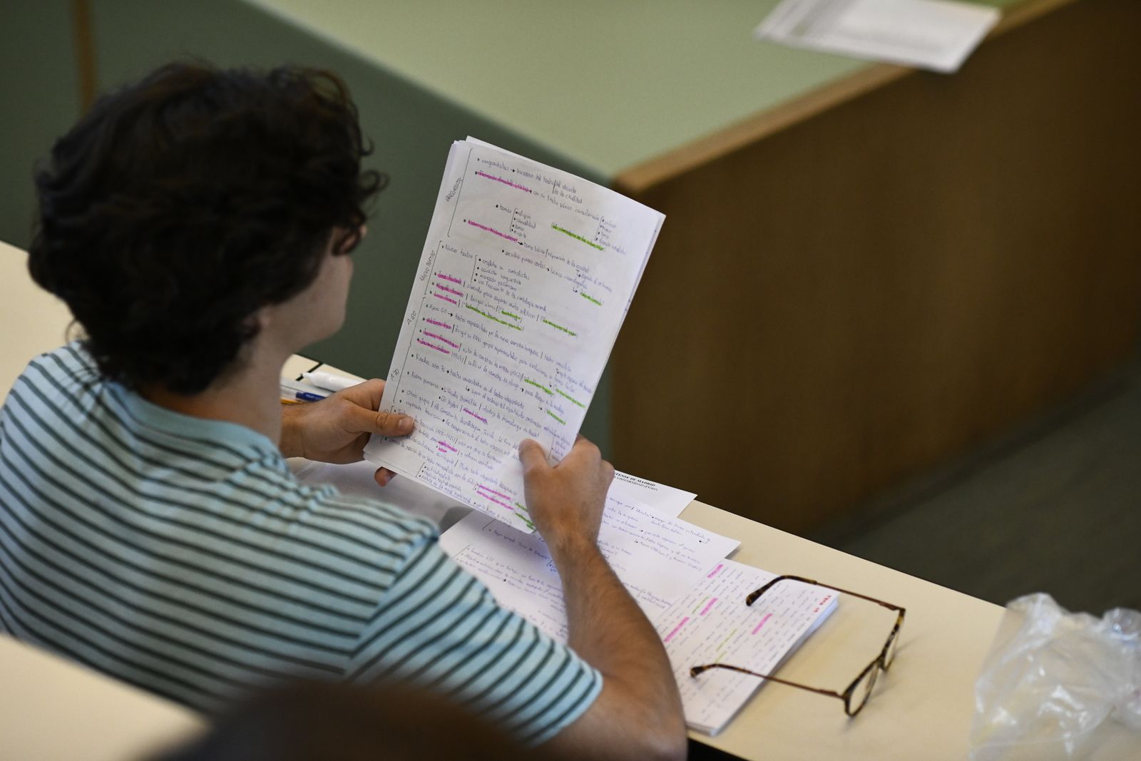 Un estudiante repasa sus apuntes momentos antes de comenzar un examen