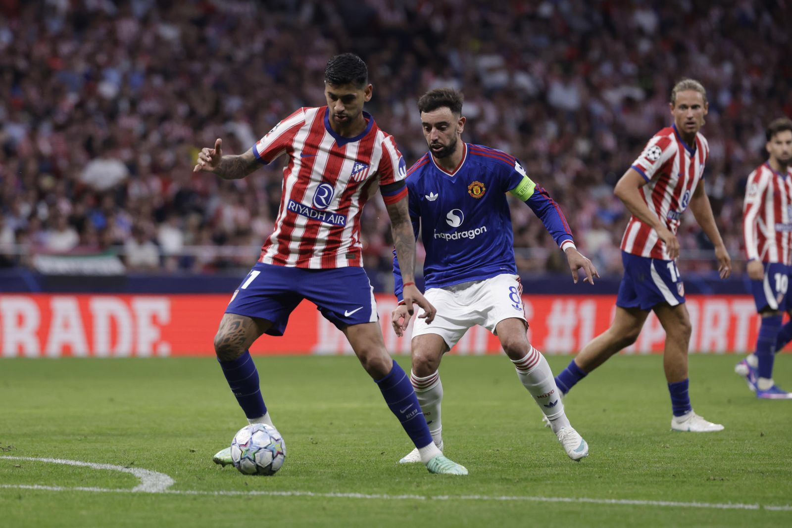 Cuti Romero ante el Manchester United