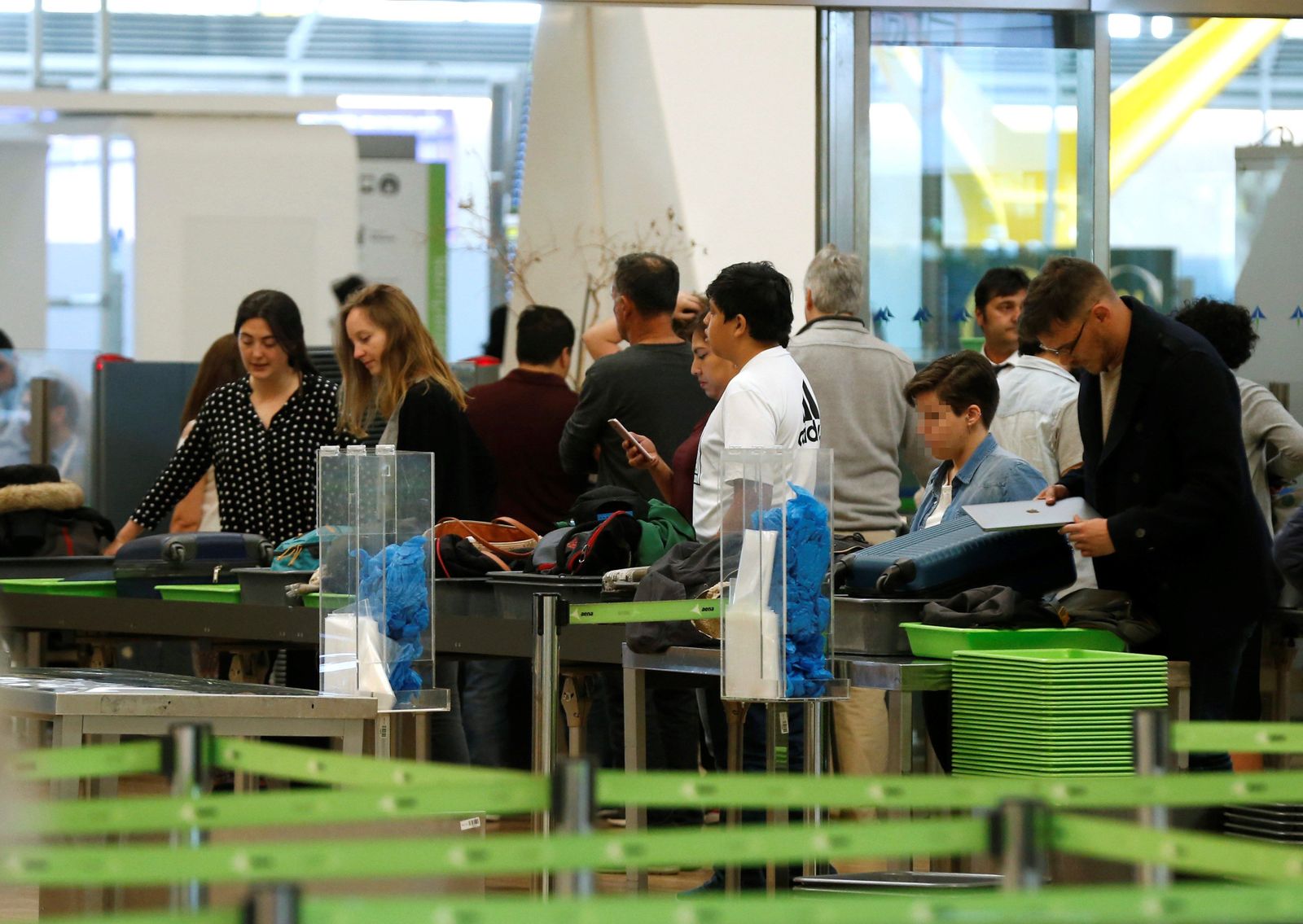 Más colas en la segunda jornada de huelga en filtros de seguridad de Barajas