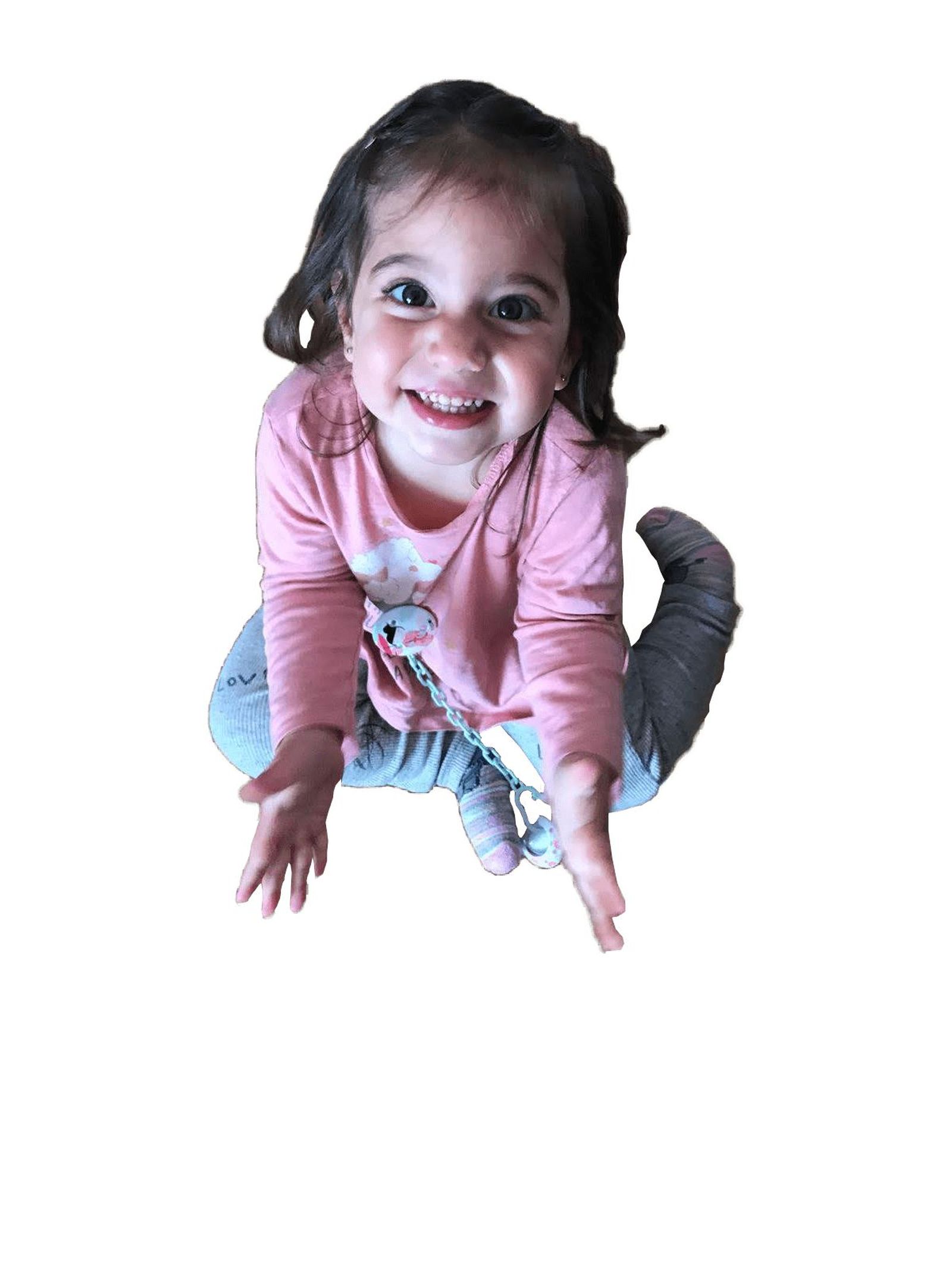 La pequeña Abril en una imagen de la página de la asociación que la apoya