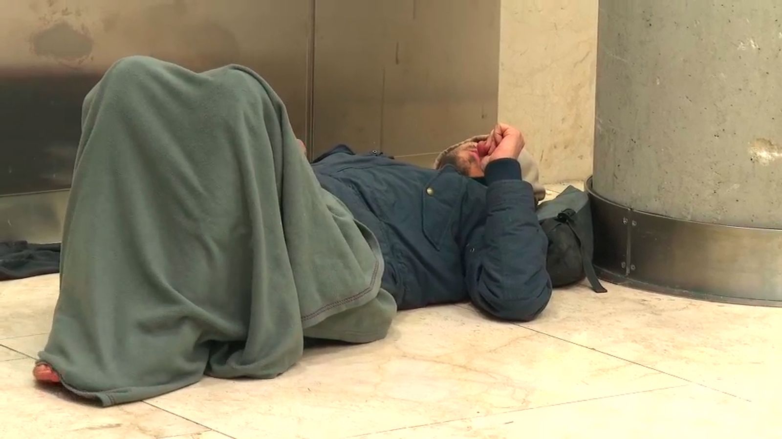 El Ayuntamiento atendió a 94 personas sin hogar en el aeropuerto de Barajas en abril