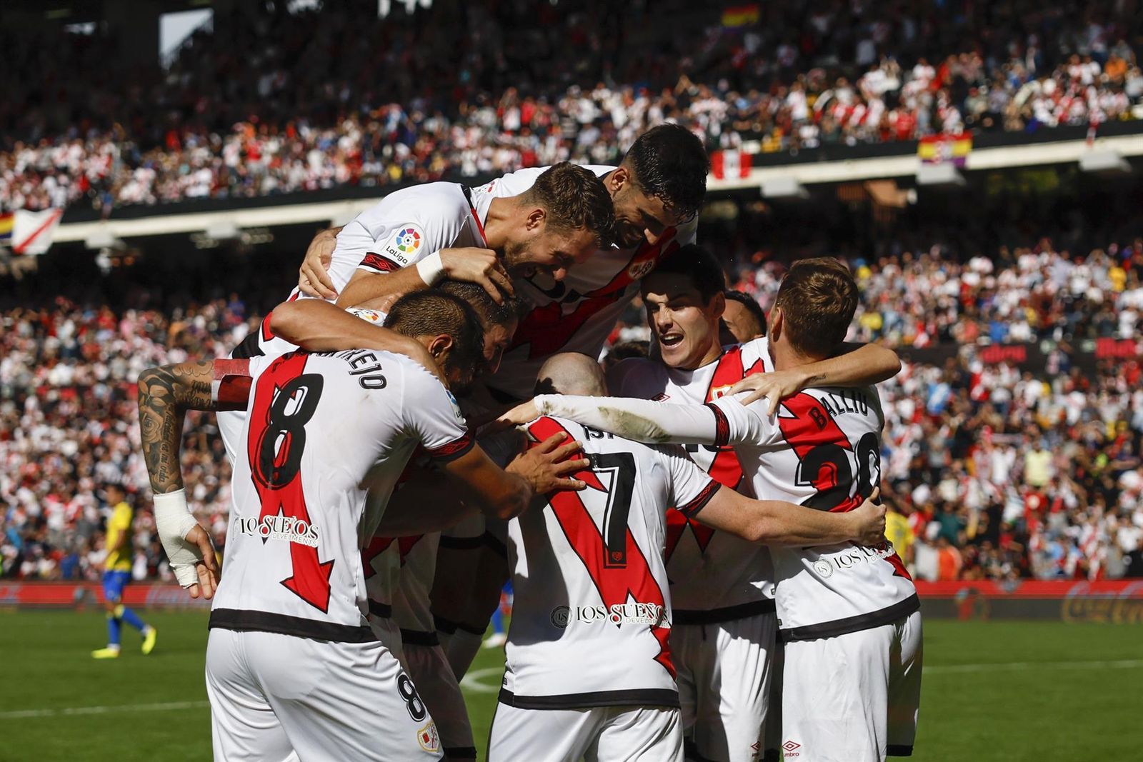 Los jugadores del Rayo celebran su triunfo