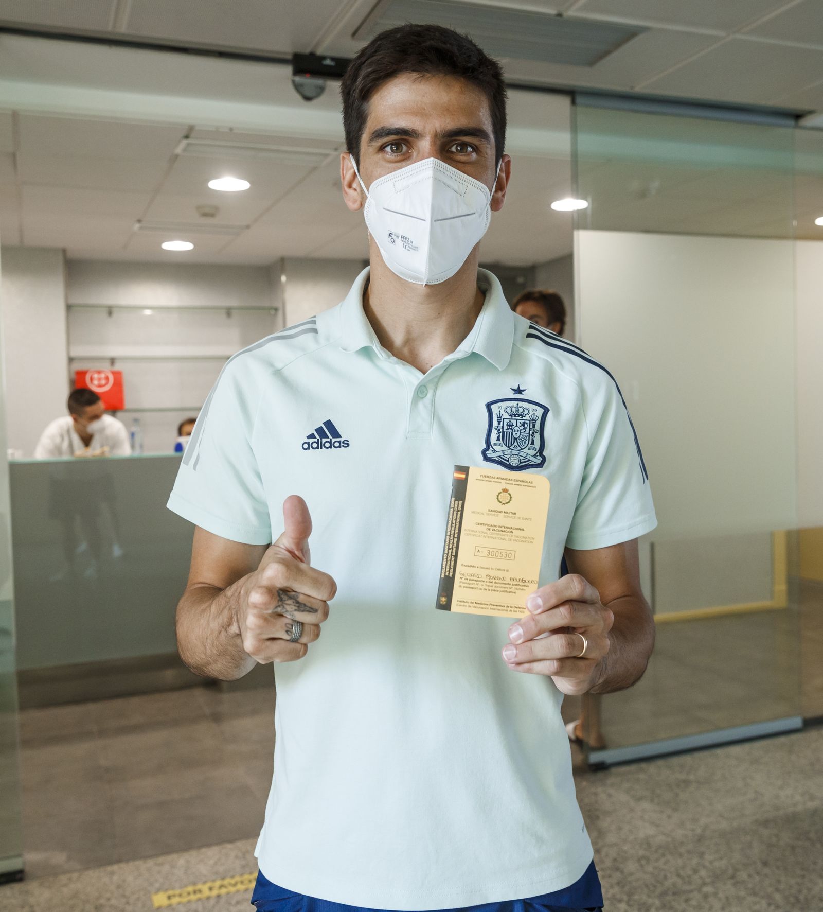 Y tras la polémica... Los jugadores de la Selección española reciben su vacuna