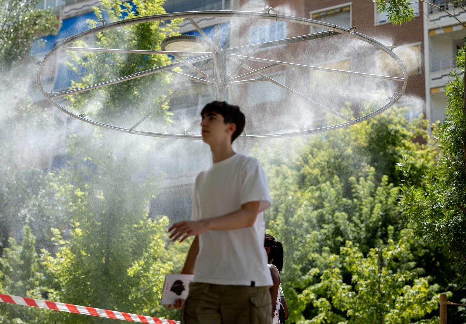 Un joven se refresca durante la ola de calor en Madrid