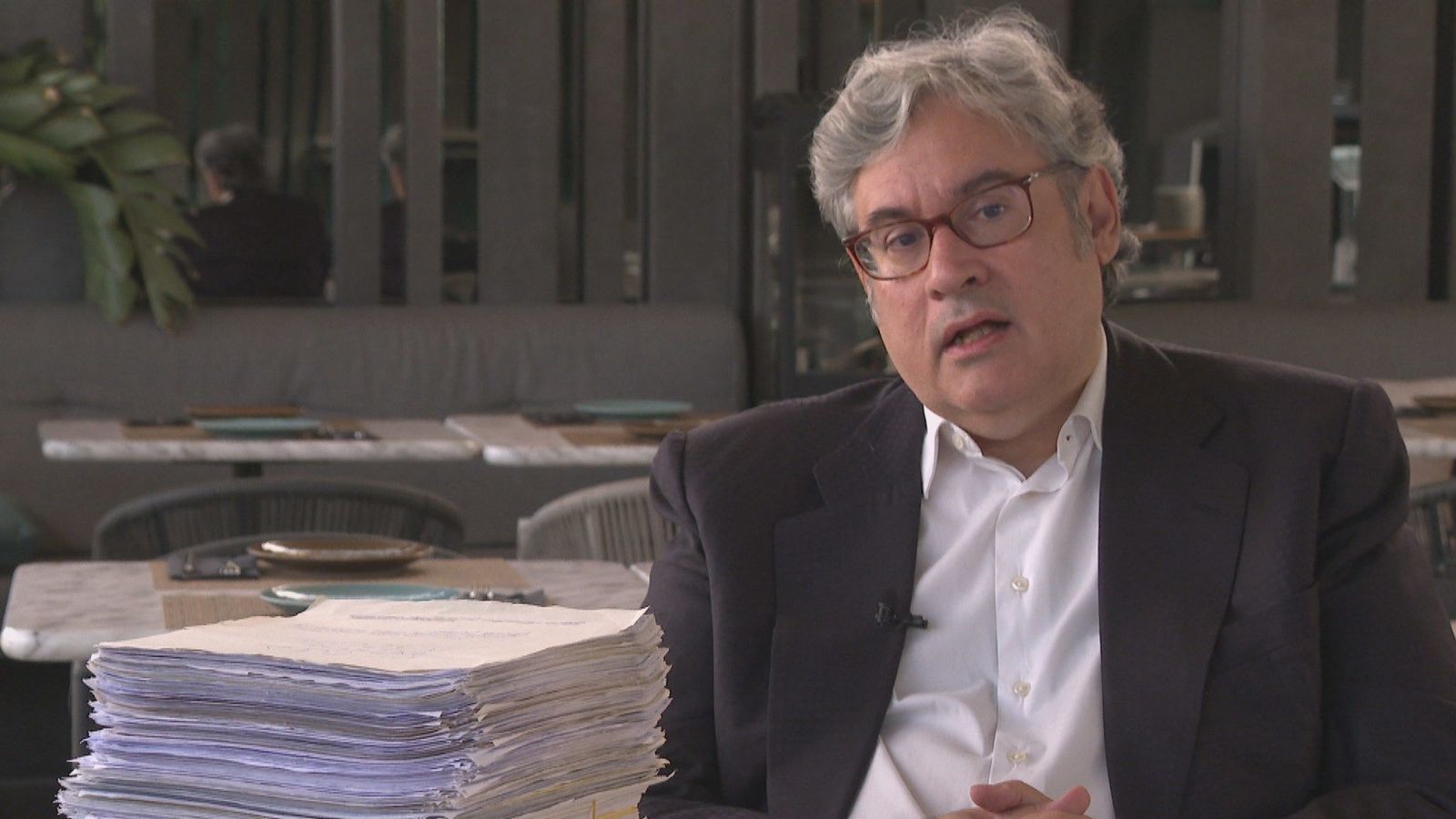 Juan Manuel de Prada publica su última novela, '1.000 ojos esconde la noche', escrita a mano