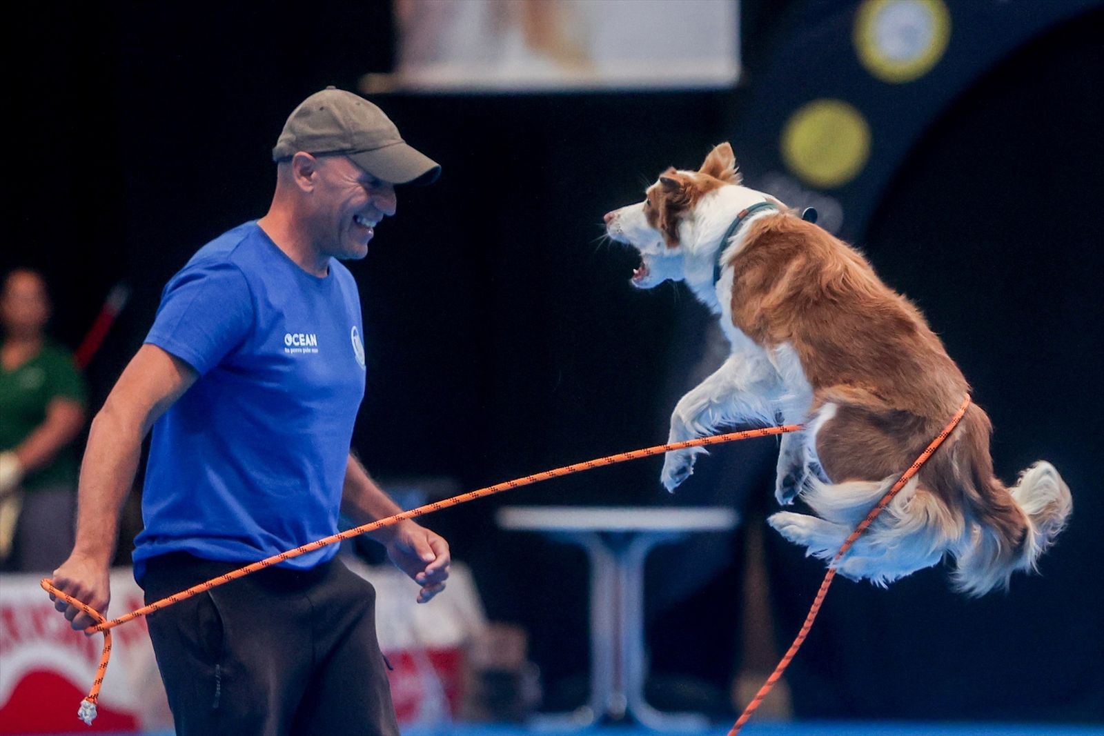 Un participante y su perro durante una exposicón canina