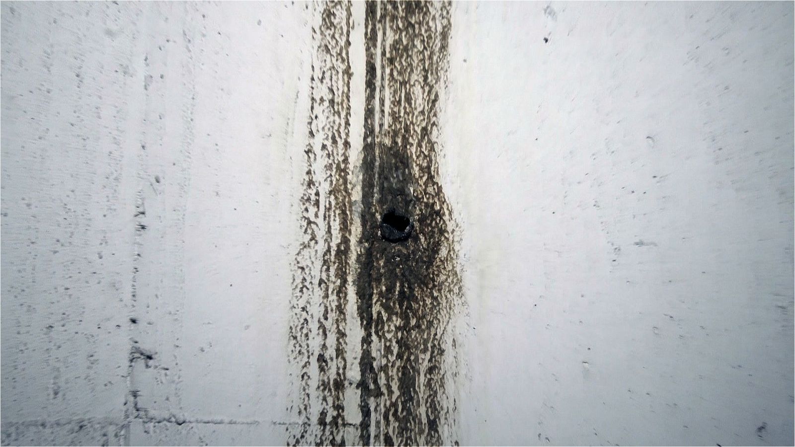 Filtraciones de aguas fecales en el garaje de un edificio de Ciempozuelos